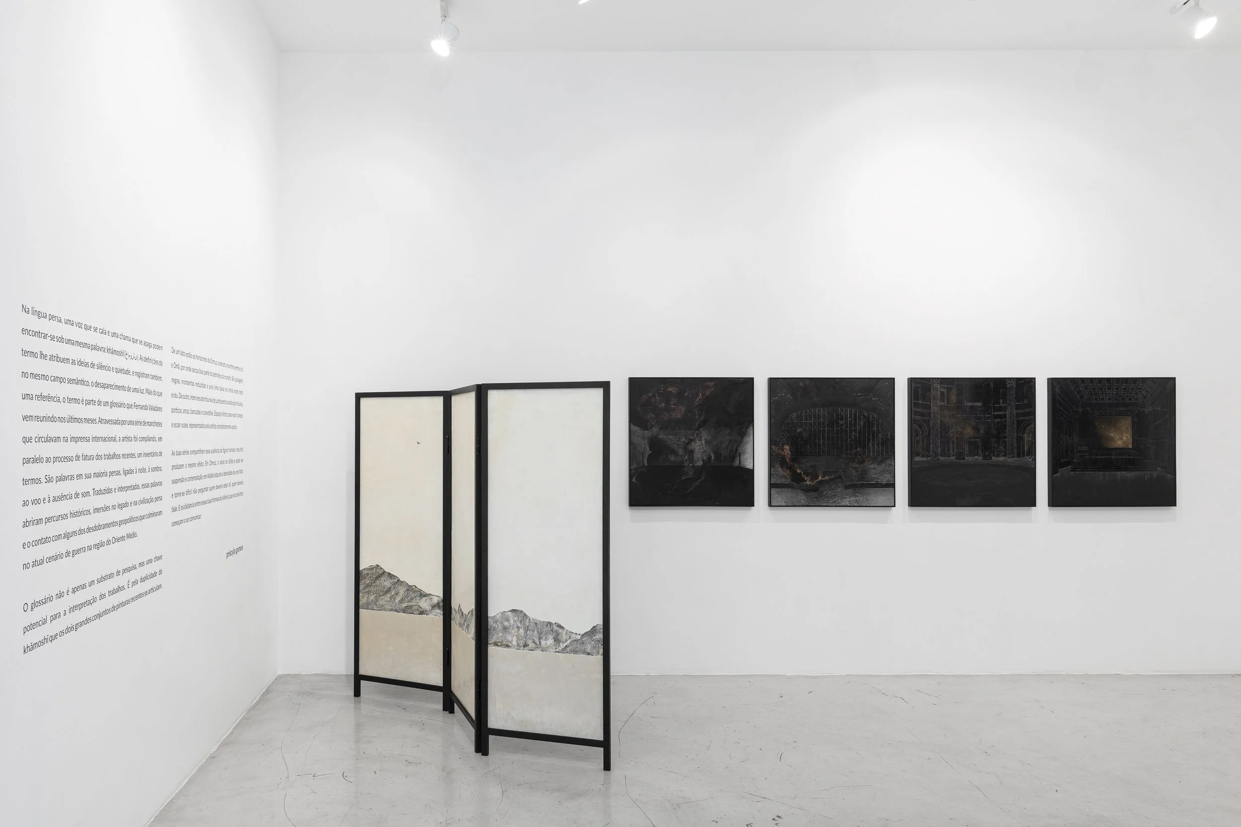 Vista da exposição "Khāmoshī" de Fernanda Valadares na Aura, São Paulo, 2026. Foto: Flavio Freire 