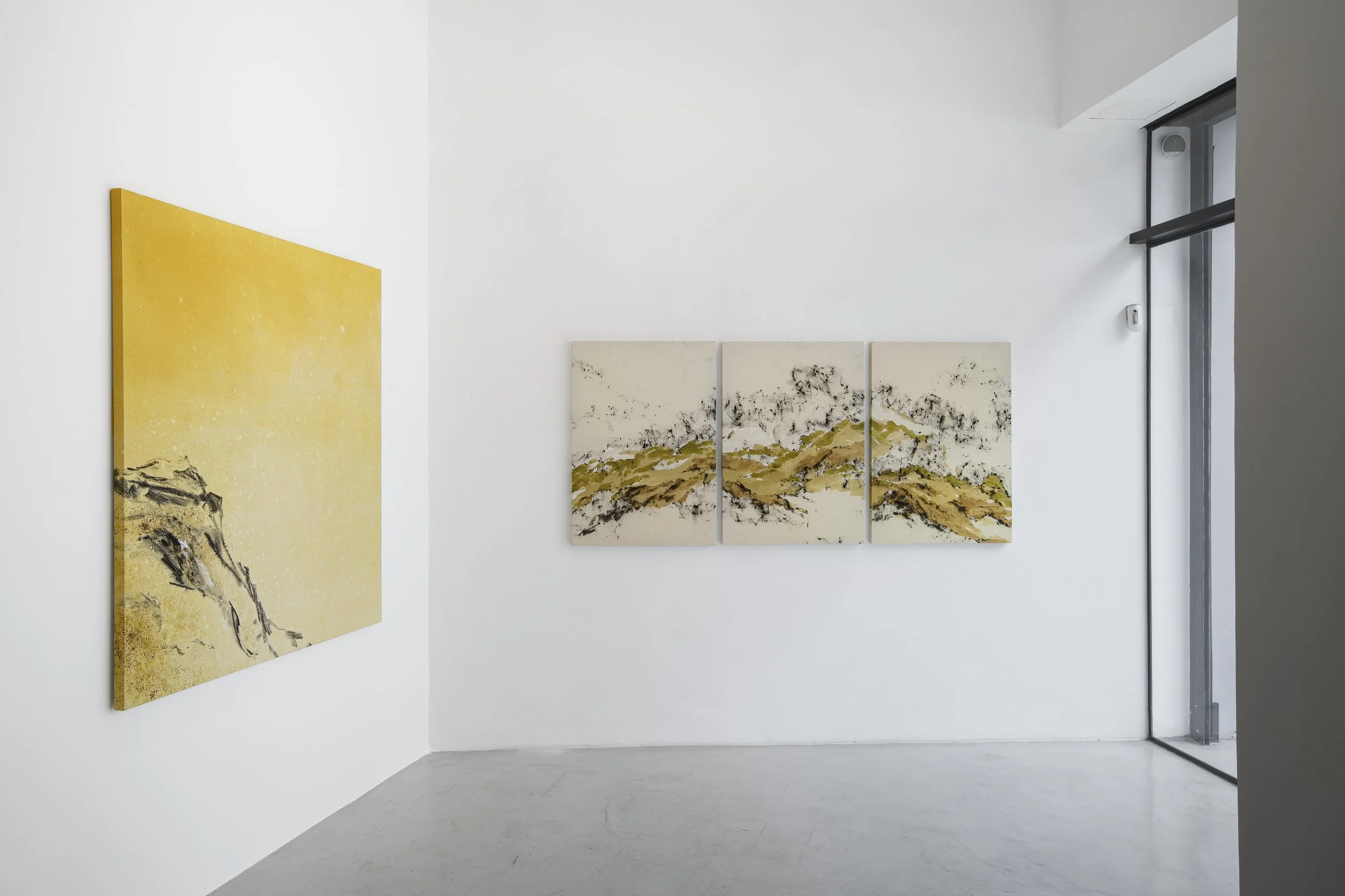 Vista da exposição "Não se toca sem algum risco o íntimo das coisas", Aura, 2026. Foto: Flavio Freire