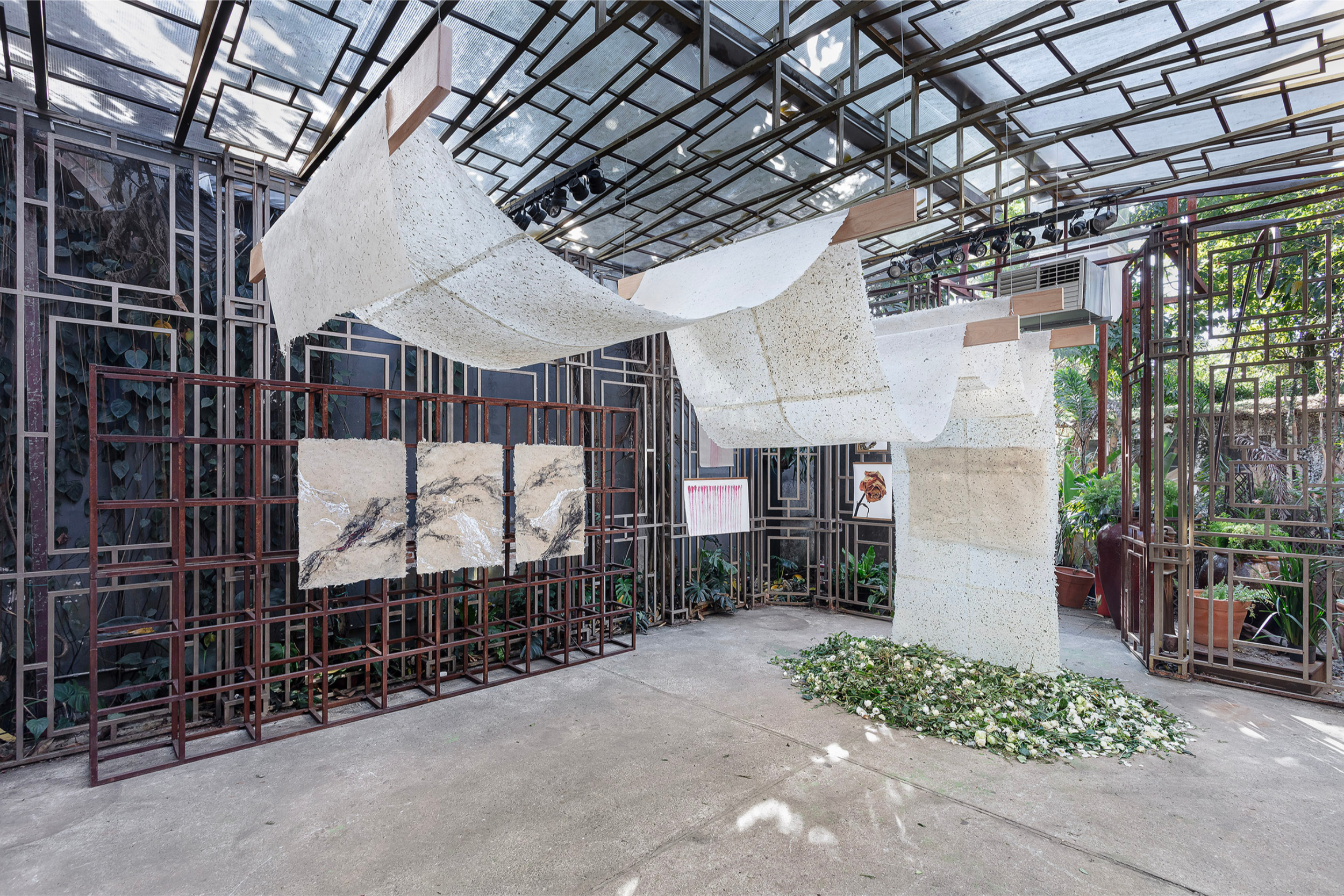 Vista exposição individual "Despetelar da Pele" no galpão André Pedrotti Flores, São Paulo, 2024.