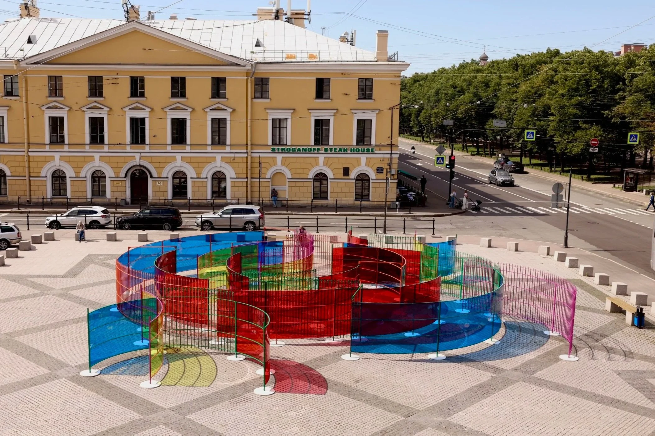 Rommulo Vieira Conceição ocupa a praça do Manege, o maior espaço expositivo no centro de São Petersburgo, na Rússia