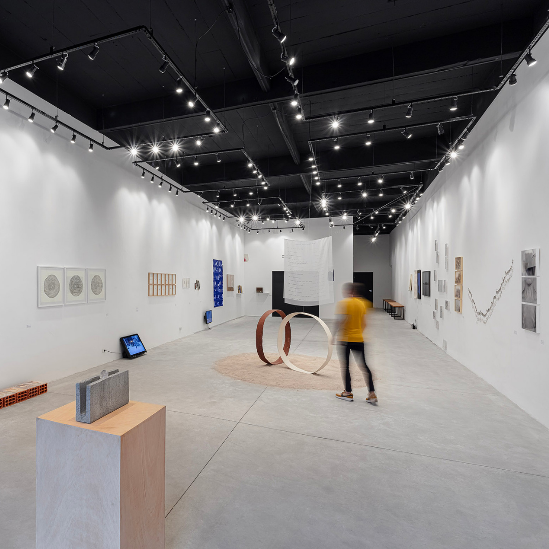 Vista exposição "Em outro momento, agora" no Galpão 556, São paulo, 2024.