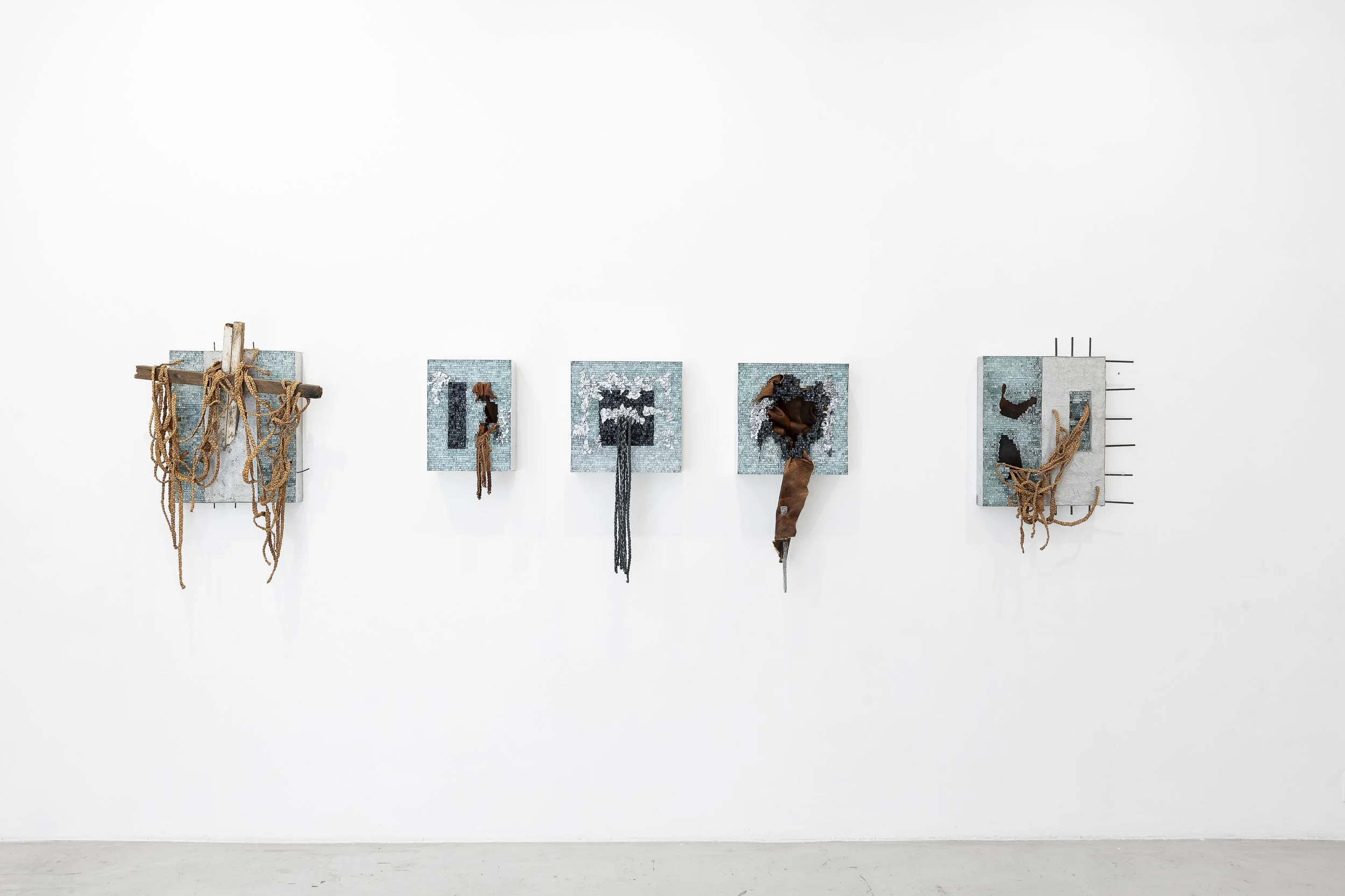 Vista da exposição "Ciclos, strata e das passagen-werk", Aura, 2026. Foto: Flavio Freire