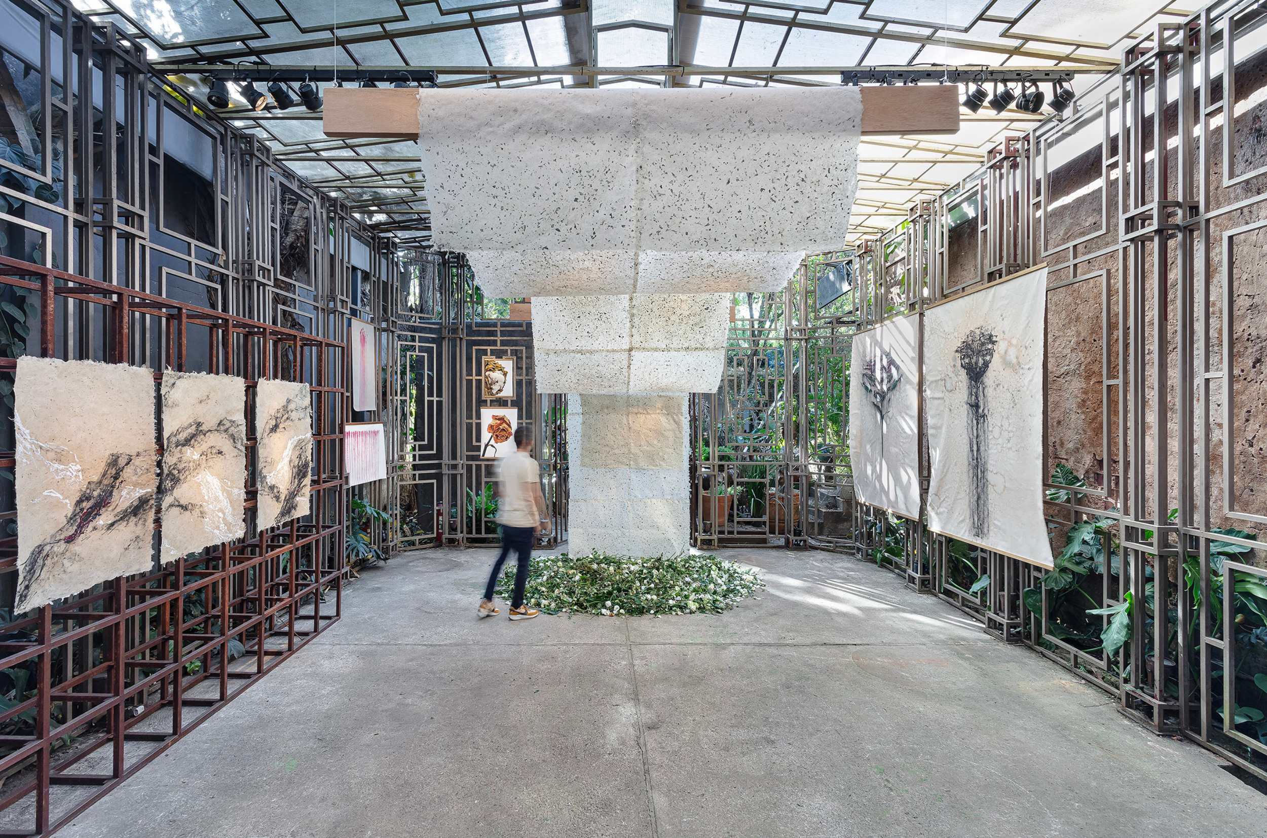 Vista exposição individual "Despetelar da Pele" no galpão André Pedrotti Flores, São Paulo, 2024.