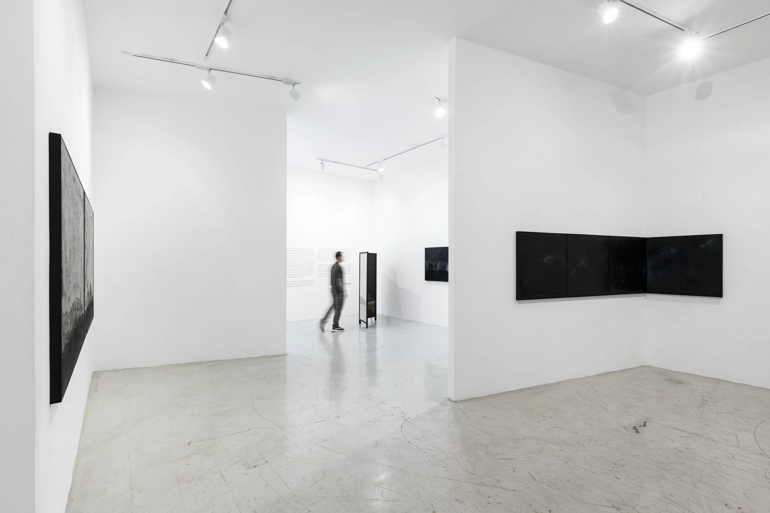 Vista da exposição "Khāmoshī" de Fernanda Valadares na Aura, São Paulo, 2026. Foto: Flavio Freire 