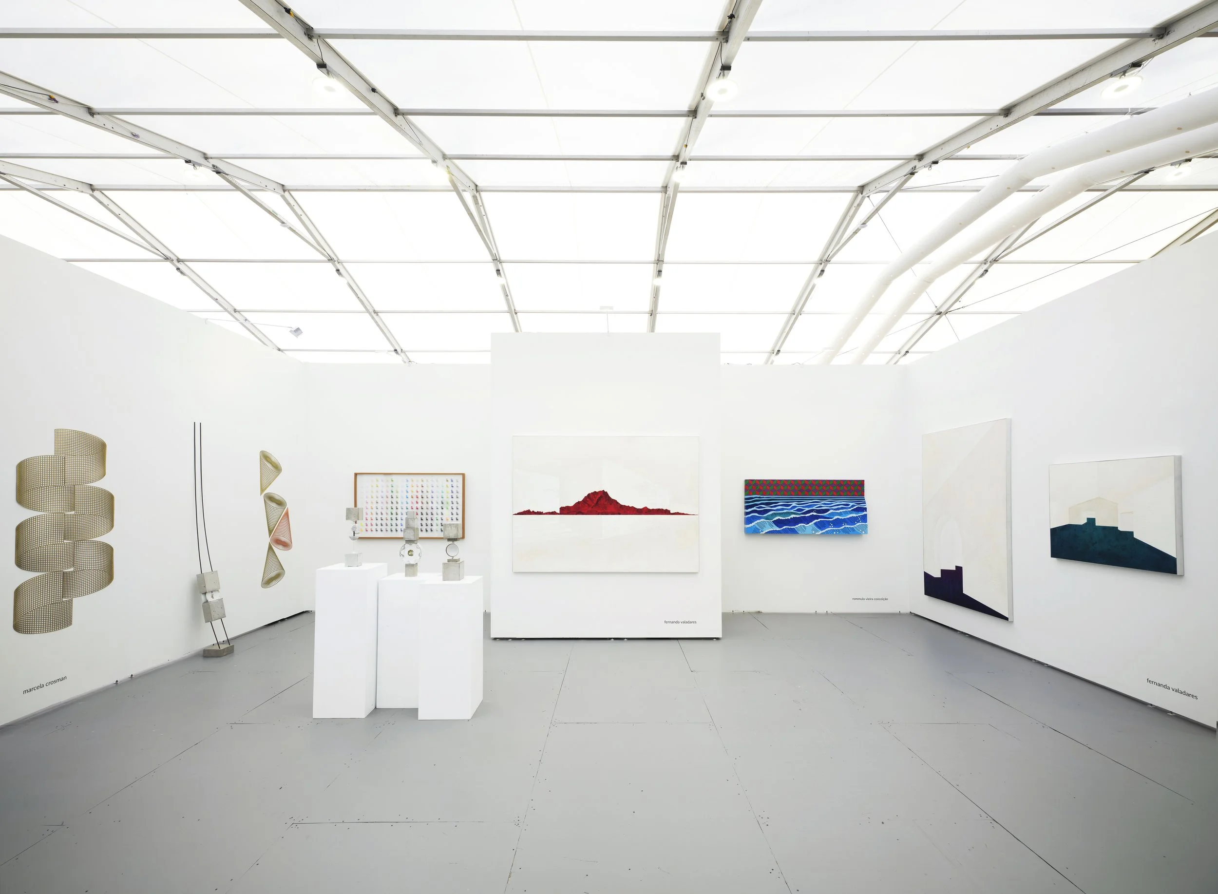 Vista do estande da Aura na Untitled 2025, Miami. Foto: Yosuke Kojima