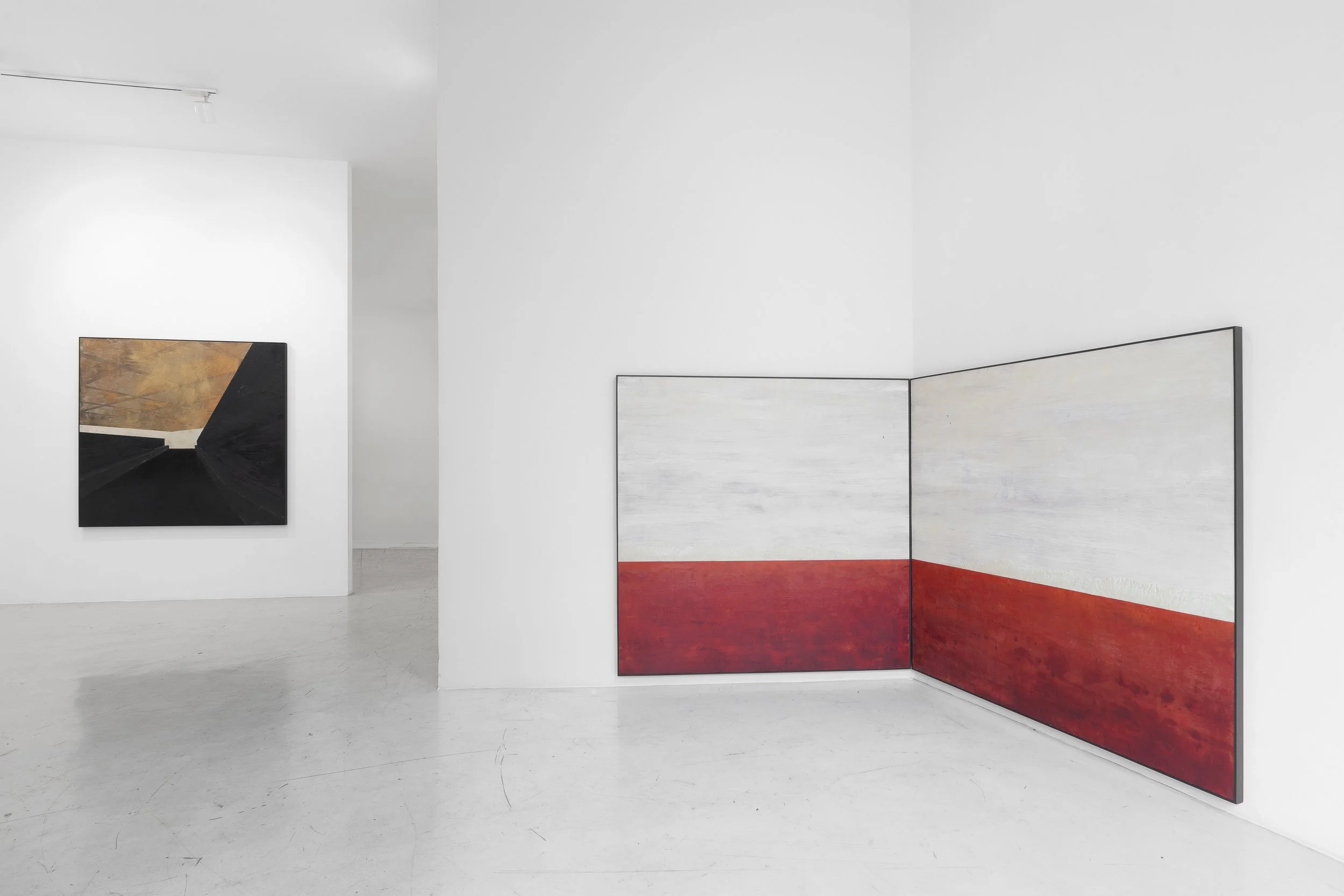 Vista da exposição "Khāmoshī" de Fernanda Valadares na Aura, São Paulo, 2026. Foto: Flavio Freire 