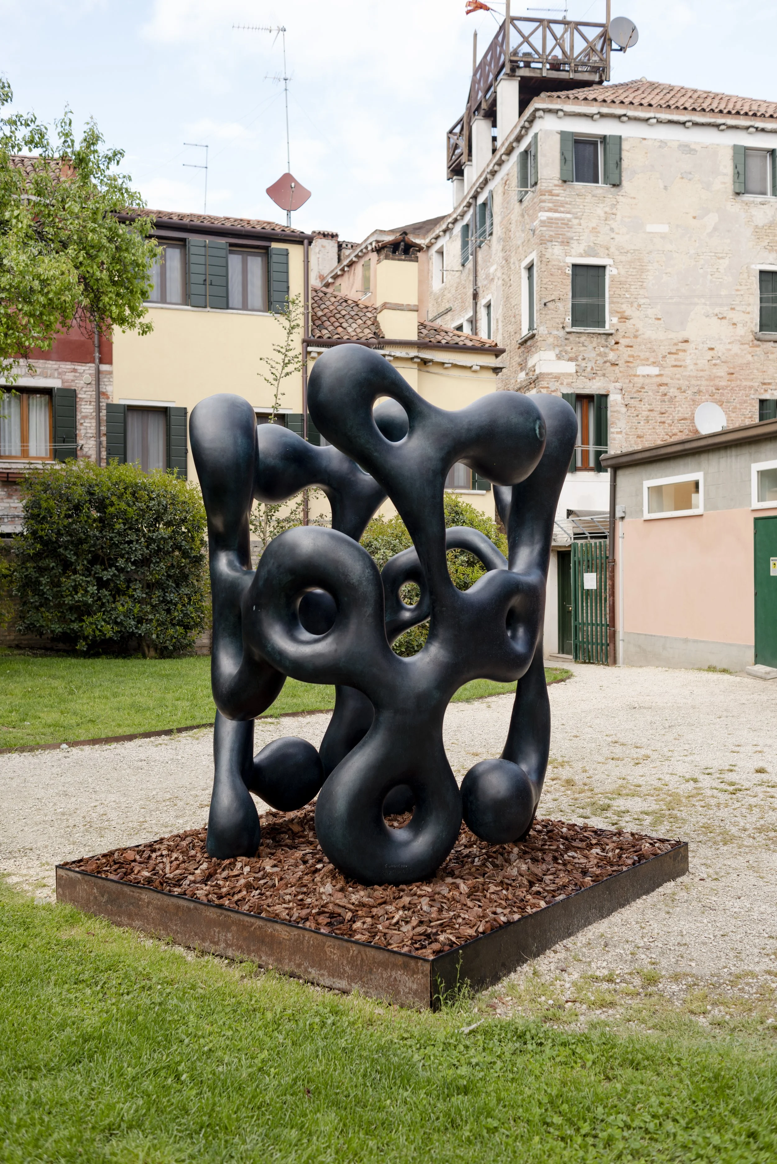 Roberto Vivo, Human tribe totem, 2024, Projeto Time Space Existance, do ECC Italy, Veneza, 2024. Foto: Matteo Losurdo