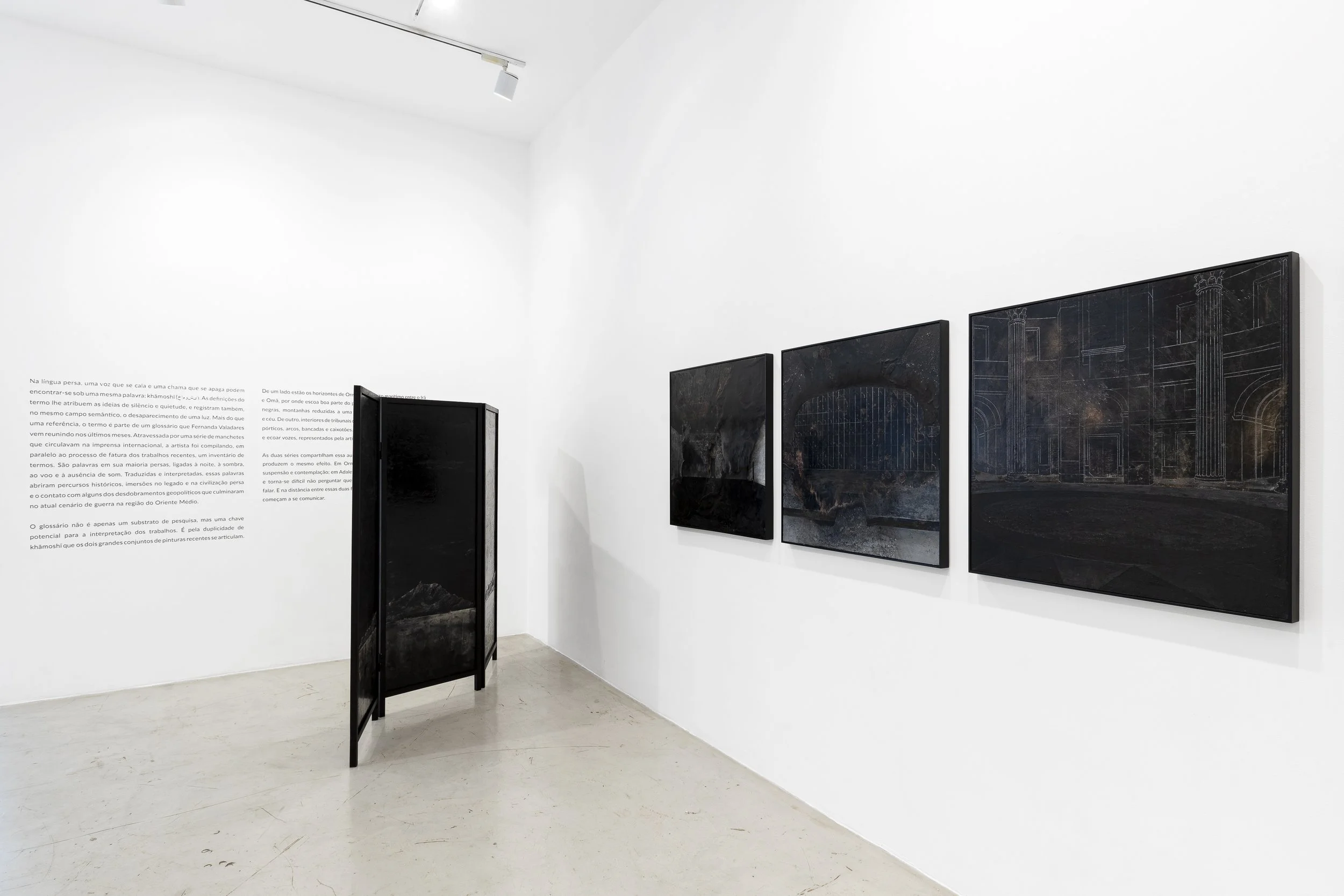 Vista da exposição "Khāmoshī" de Fernanda Valadares na Aura, São Paulo, 2026. Foto: Flavio Freire 
