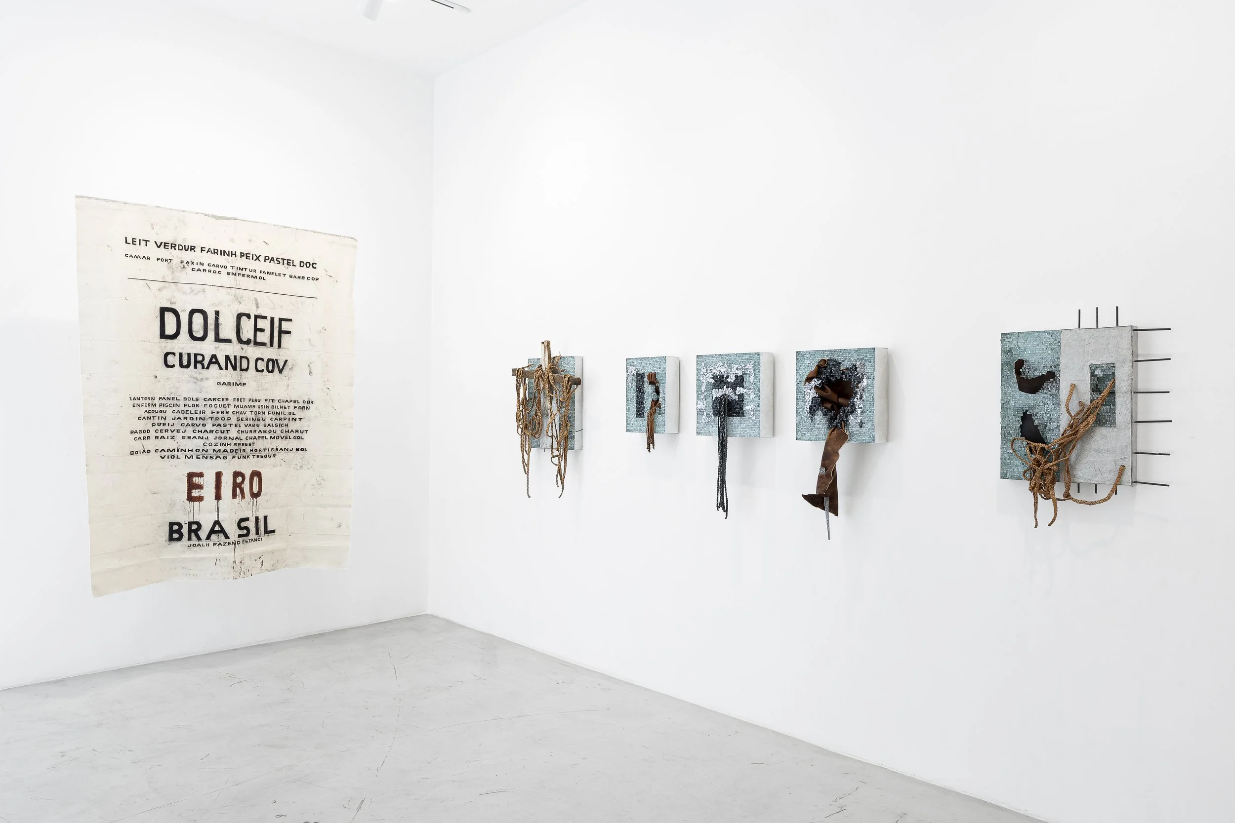 Vista da exposição "Ciclos, strata e das passagen-werk", Aura, 2026. Foto: Flavio Freire