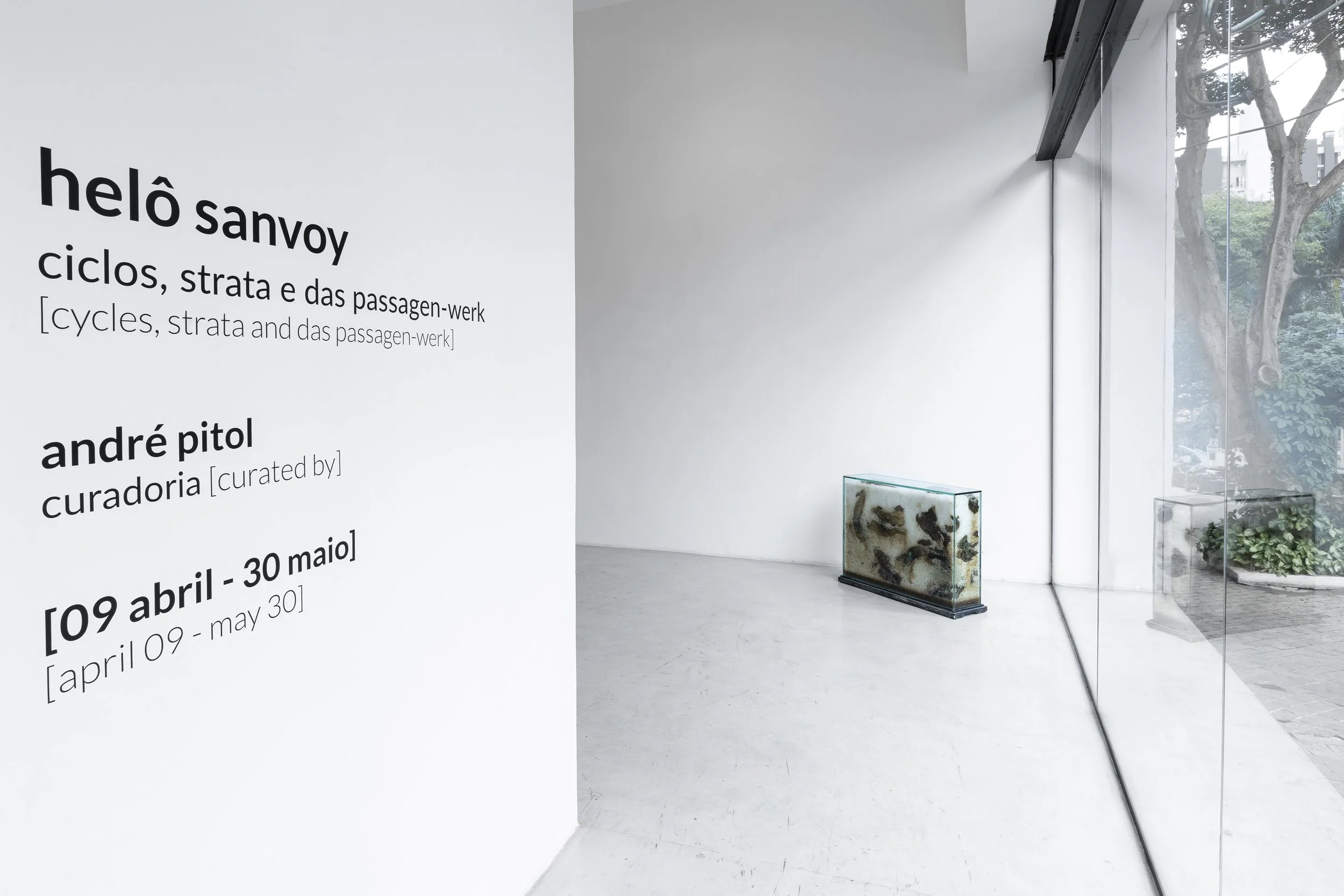 Vista da exposição "Ciclos, strata e das passagen-werk", Aura, 2026. Foto: Flavio Freire