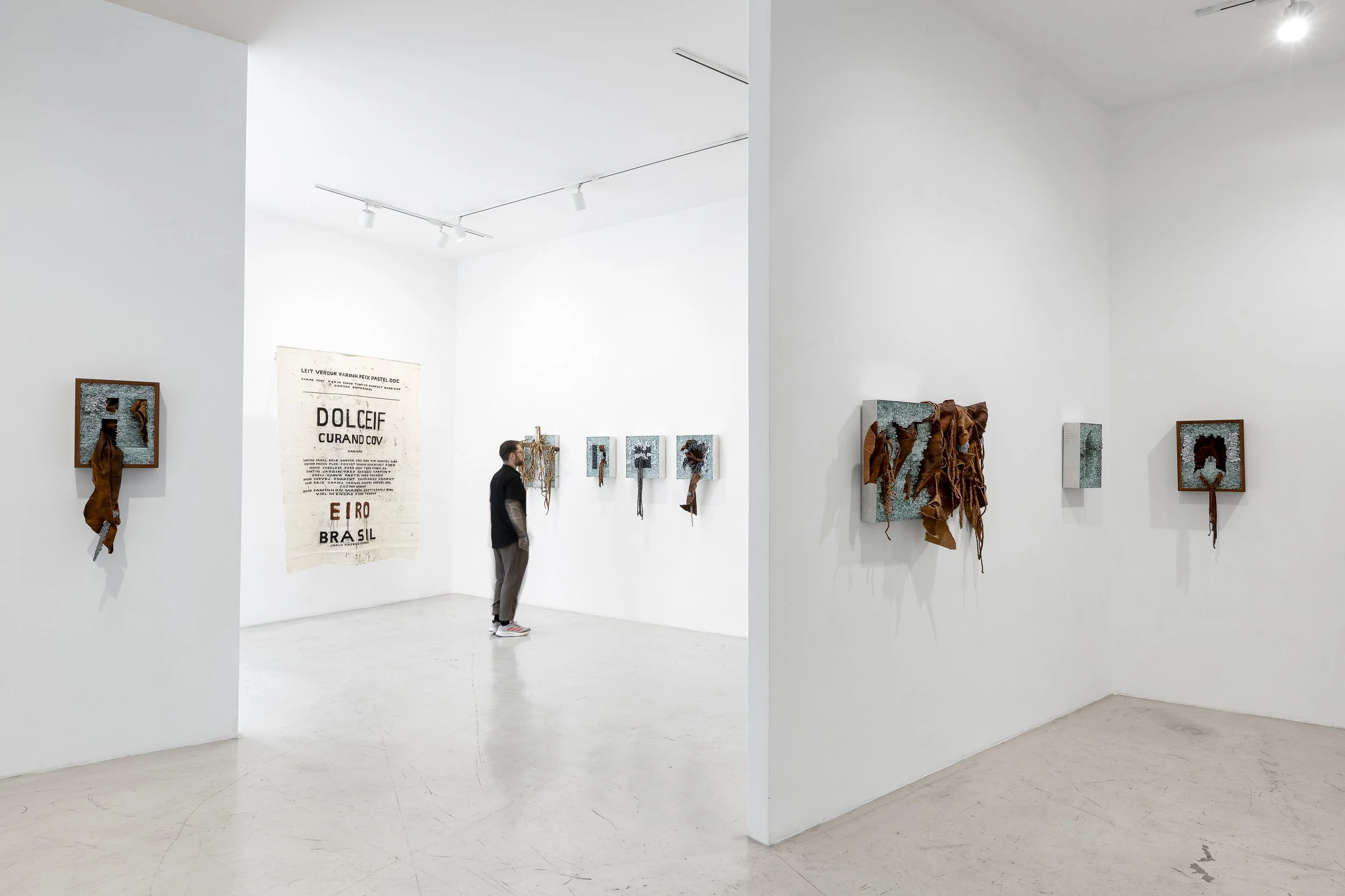 Vista da exposição "Ciclos, strata e das passagen-werk", Aura, 2026. Foto: Flavio Freire