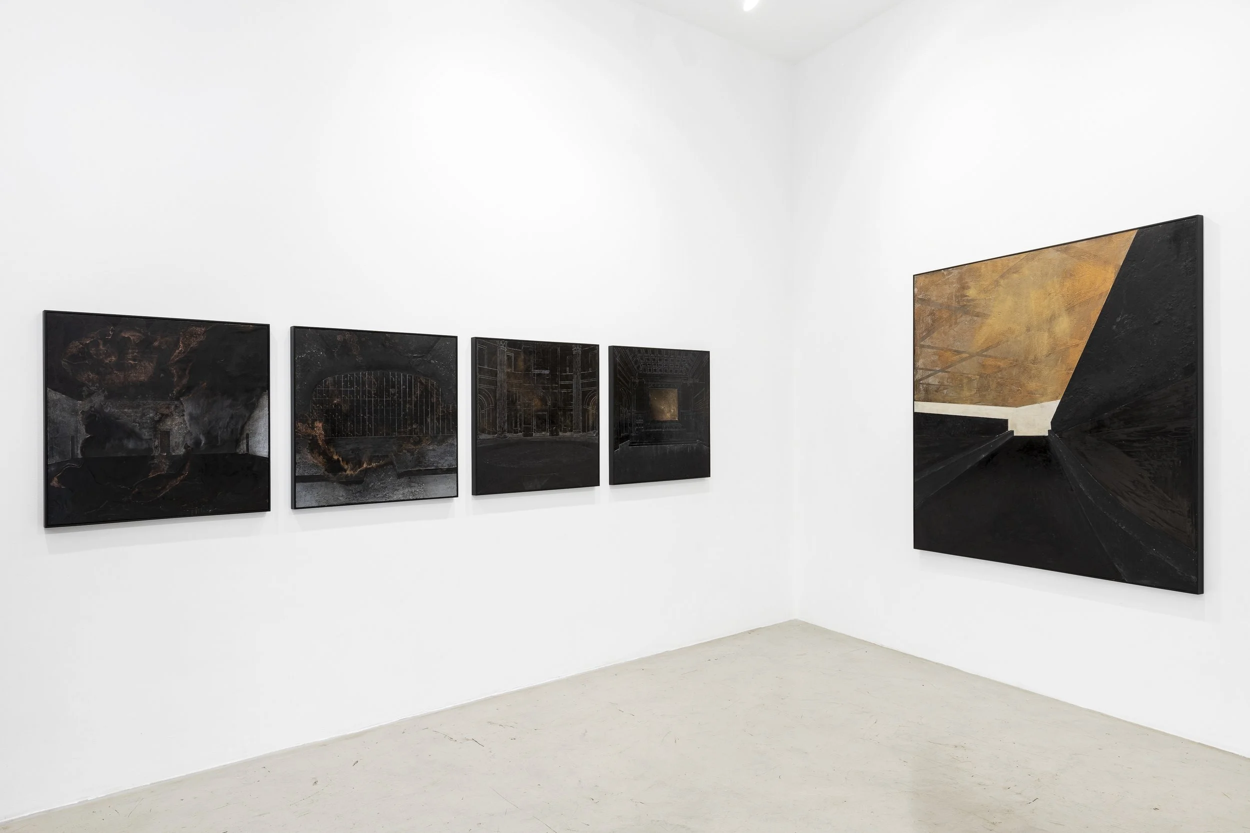 Vista da exposição "Khāmoshī" de Fernanda Valadares na Aura, São Paulo, 2026. Foto: Flavio Freire 