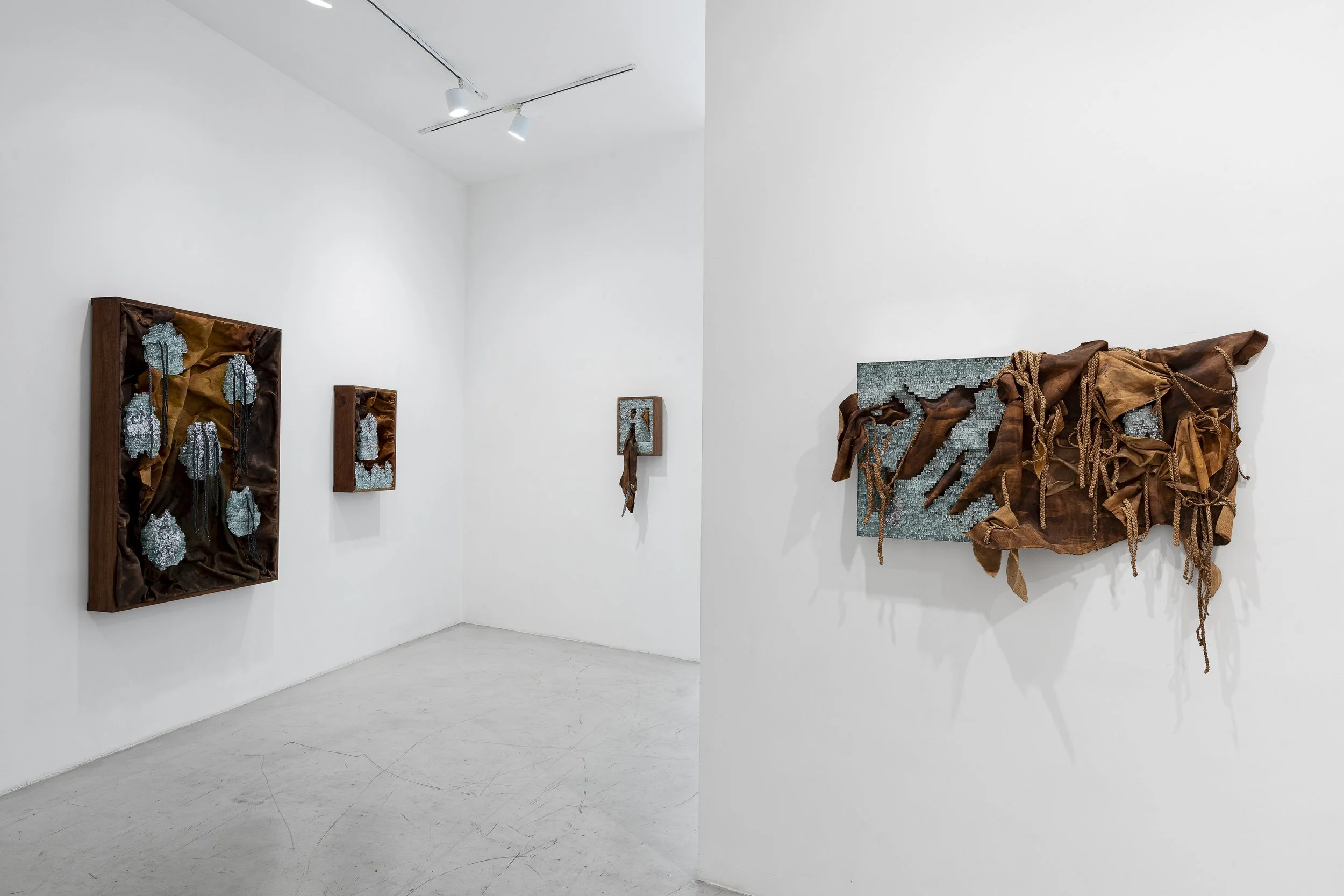 Vista exposição individual "Ciclos, strata e das passagen-werk", Aura, 2026. Foto: Flavio Freire