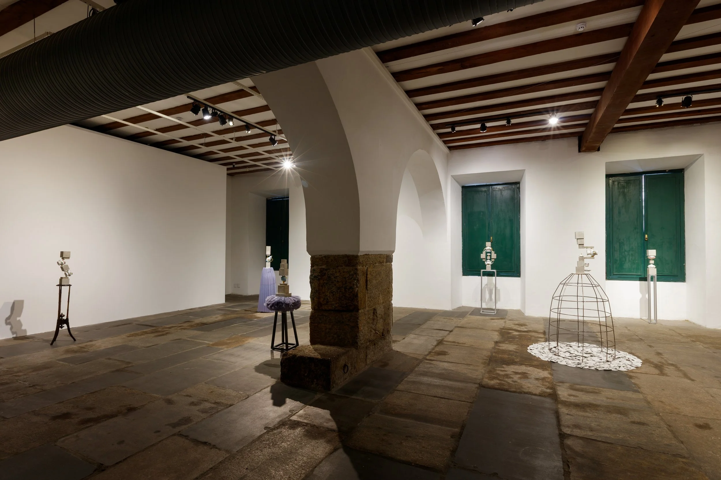 Vista da exposição "O andar de baixo ", Paço Imperial, 2026. Foto: Jaime Acioli