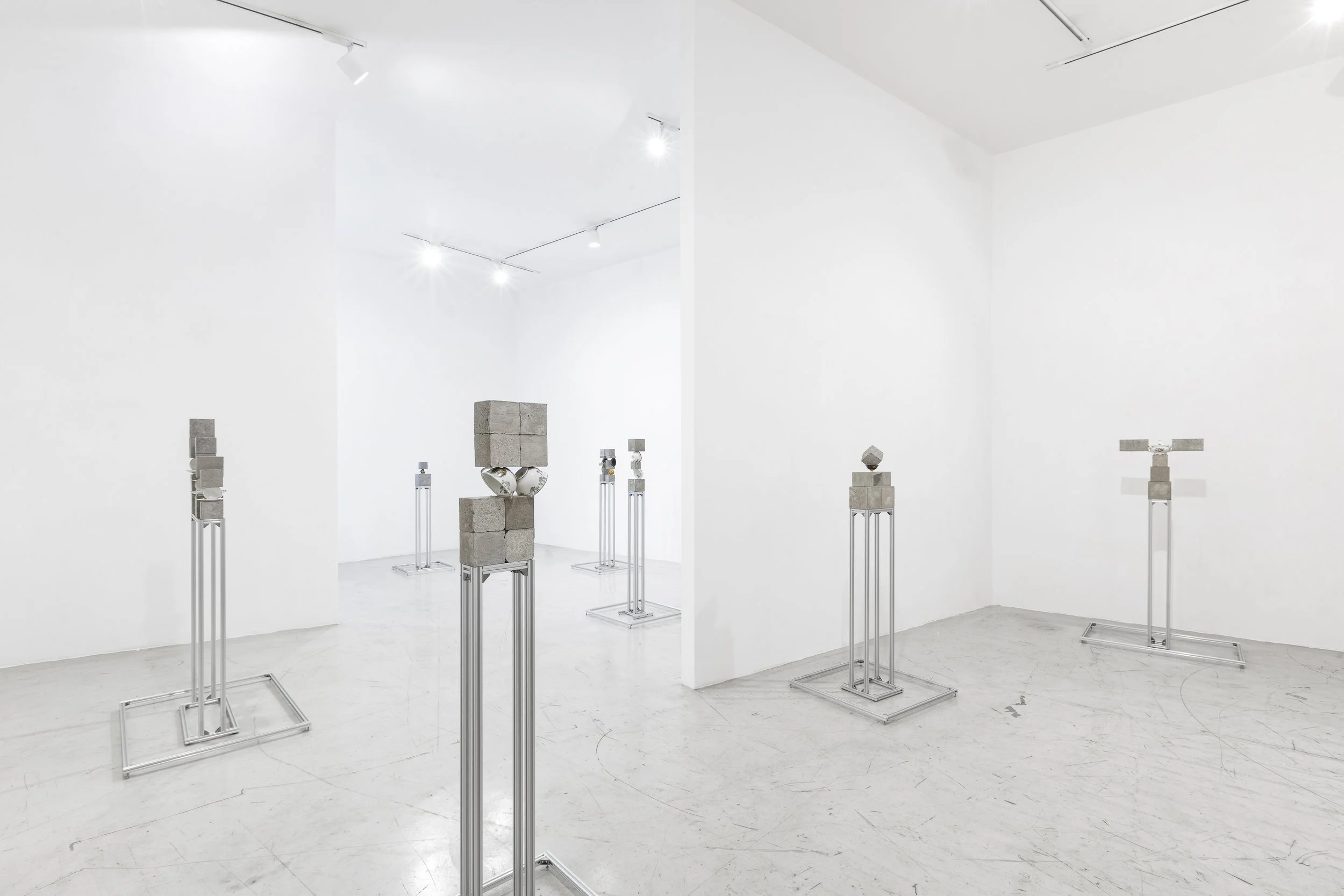 Vista da exposição "Bauci: a cidade e os olhos" de Érica Magalhães na Aura, São Paulo, 2026. Foto: Flavio Freire