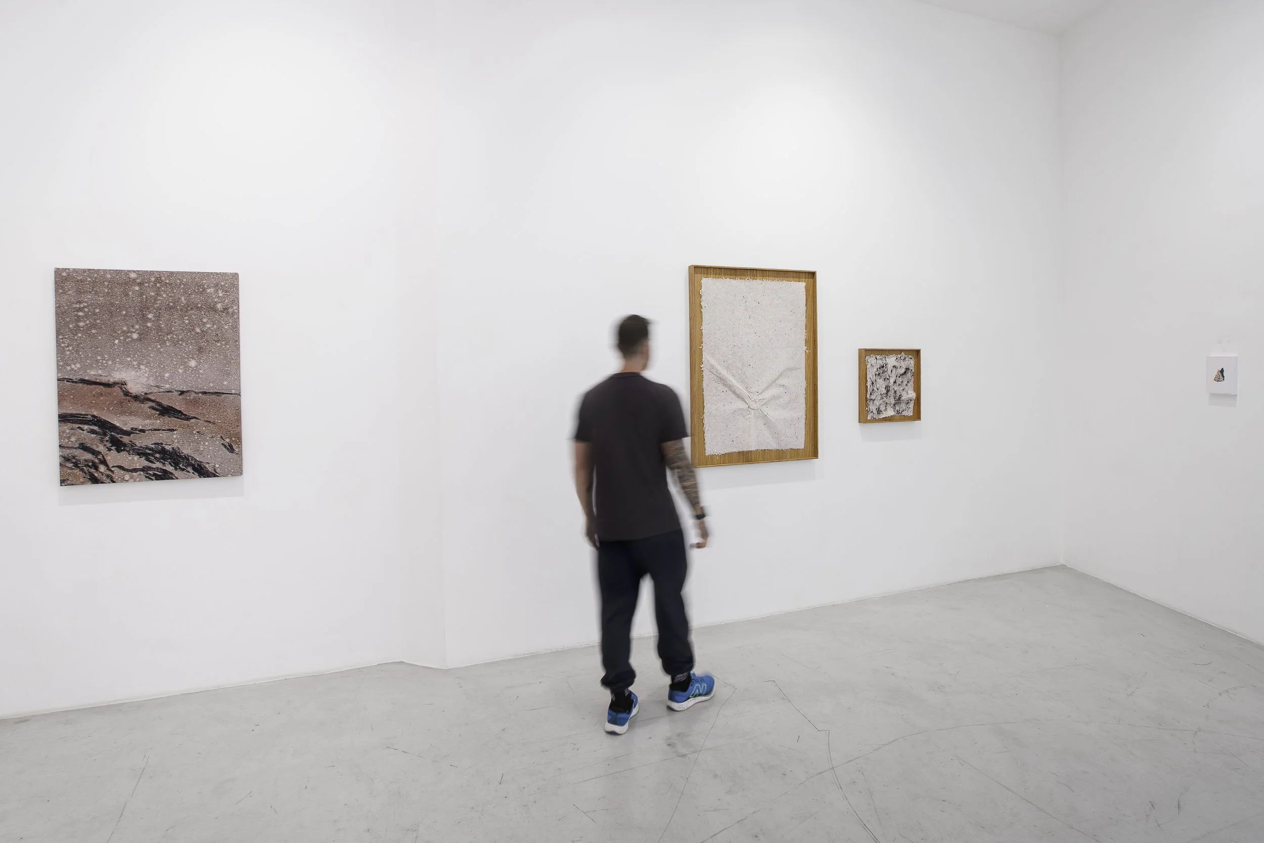 Vista da exposição "Não se toca sem algum risco o íntimo das coisas", Aura, 2026. Foto: Flavio Freire