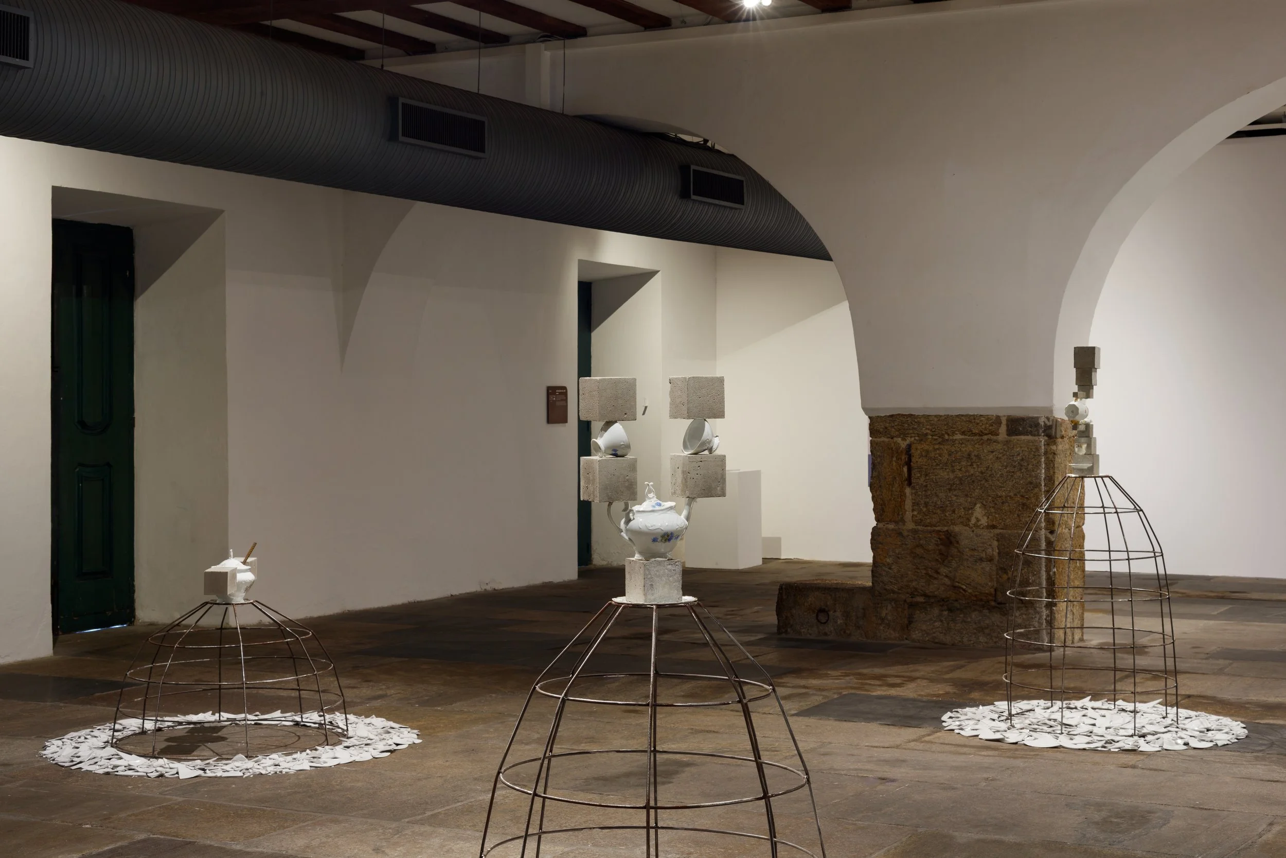 Vista da exposição "O andar de baixo ", Paço Imperial, 2026. Foto: Jaime Acioli