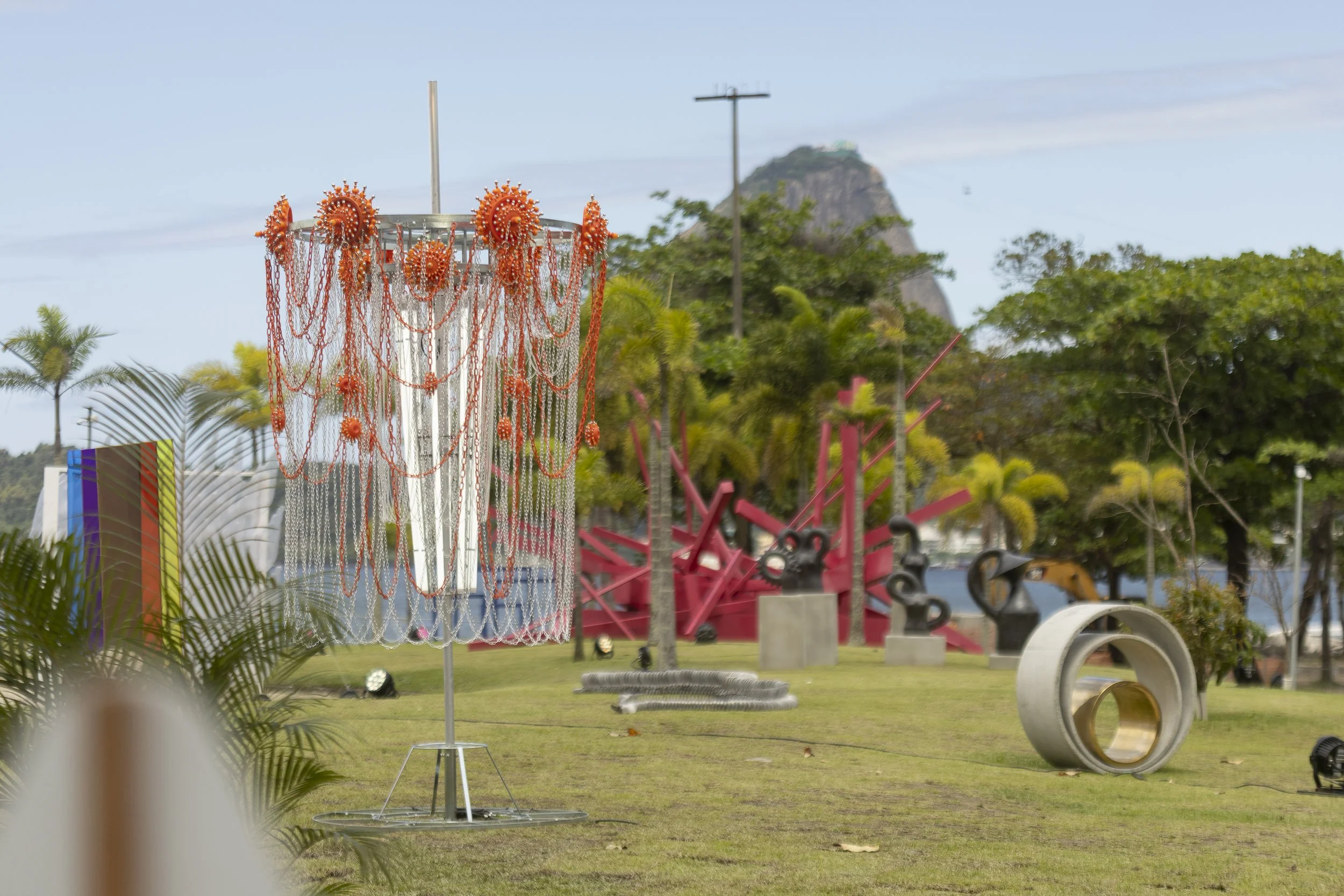 Leonardo Damonte no Jardim de esculturas da Artrio 2026. Foto: Flavio Freire