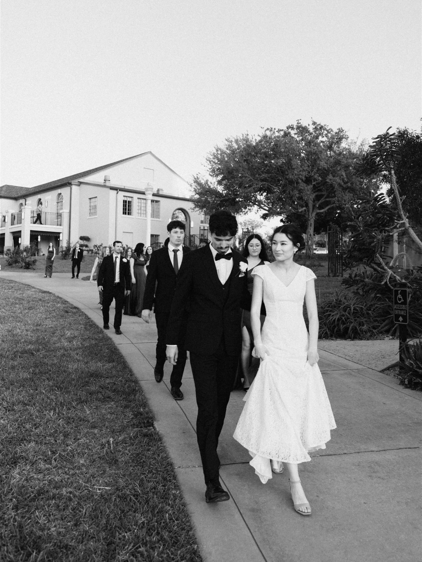ashlan &amp; zack&rsquo;s wedding on black and white ⚫️⚪️ mix of 35mm film and digital

I got my film developed at @coastalfilmlab 

#blackandwhiteweddingphotography