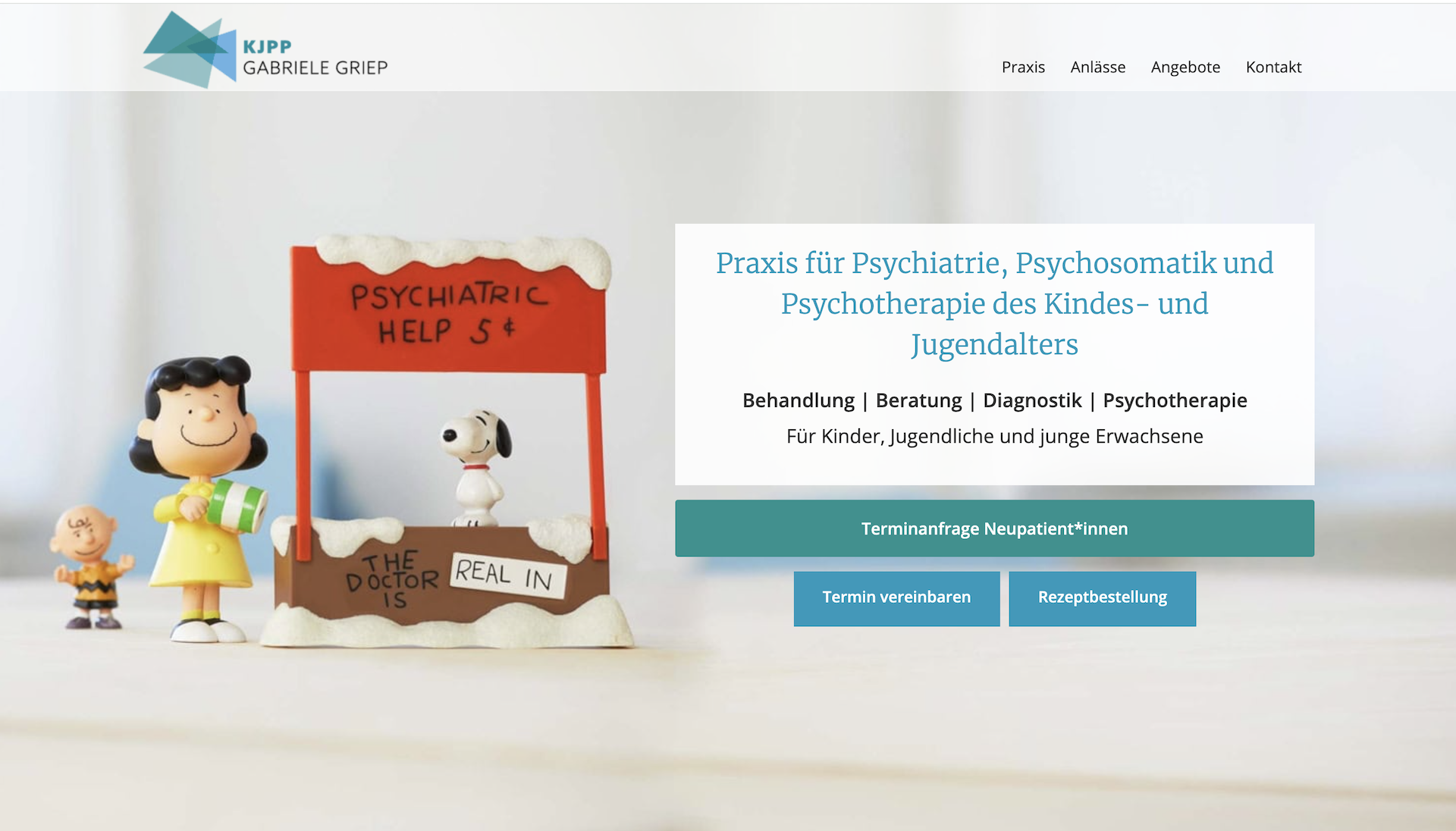 Screenshot einer Webseite einer psychiatrischen Praxis mit Figuren von Charlie Brown, Lucy und Snoopy, und einem Spielzeugstand mit einem Schild für psychiatrische Hilfe, sowie Buttons für Terminvereinbarung und Rezeptbestellung.