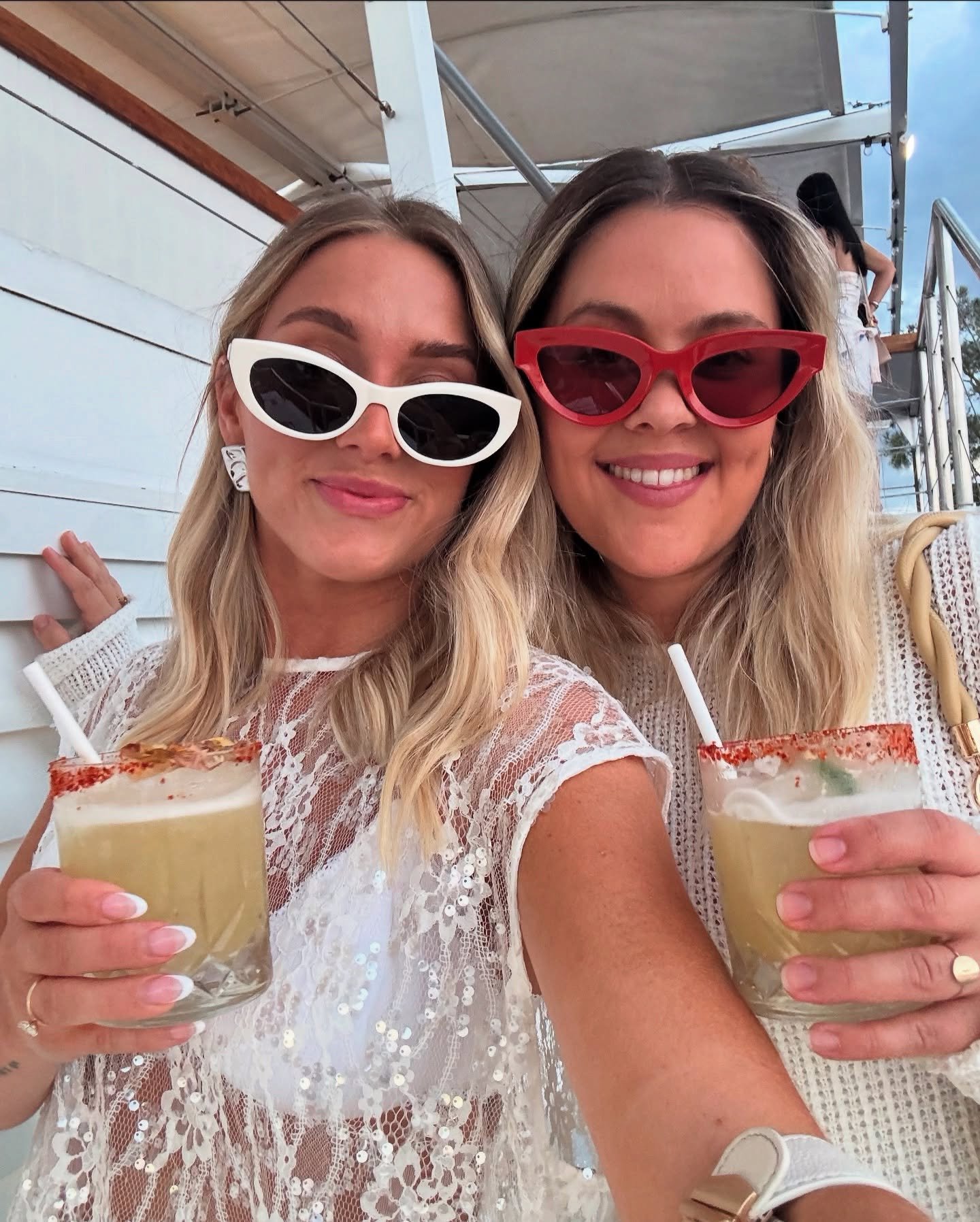 A weekly ritual: marg in hand, river breezes and skies that glow all Winter long.

📷 @kailanitomkins