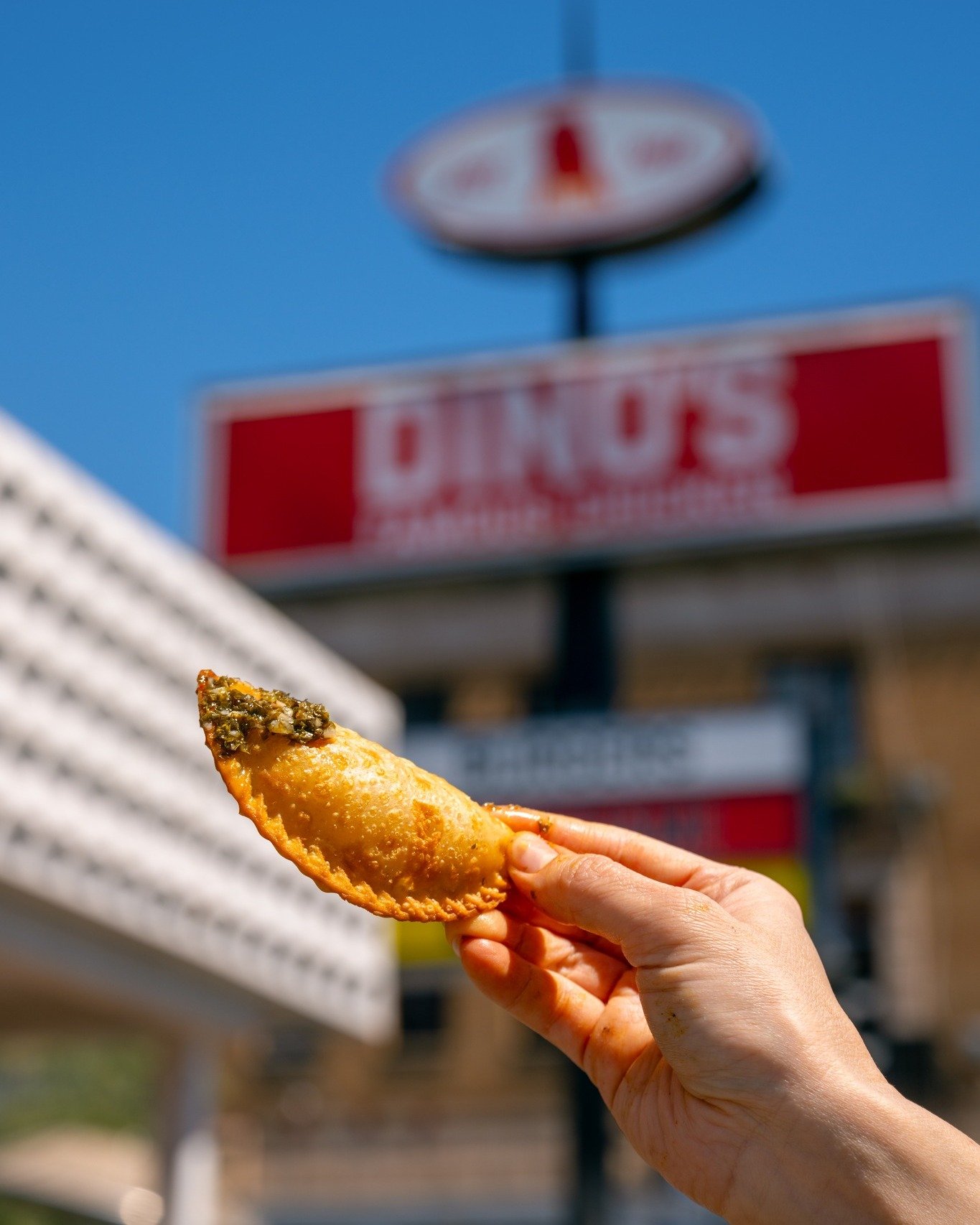 Dino's Famous Chicken EMPANADAS. EM 👏 PA 👏 NA 👏 DAS 👏 They are so so good. If you haven't tried them yet, now is your chance!
#DinosEmpanadas #🍗 #DinosOG #DinosOGRecipe #DinosOGChicken #losangeleseats #losangeles #DinosOriginal #chicken #DinosLA