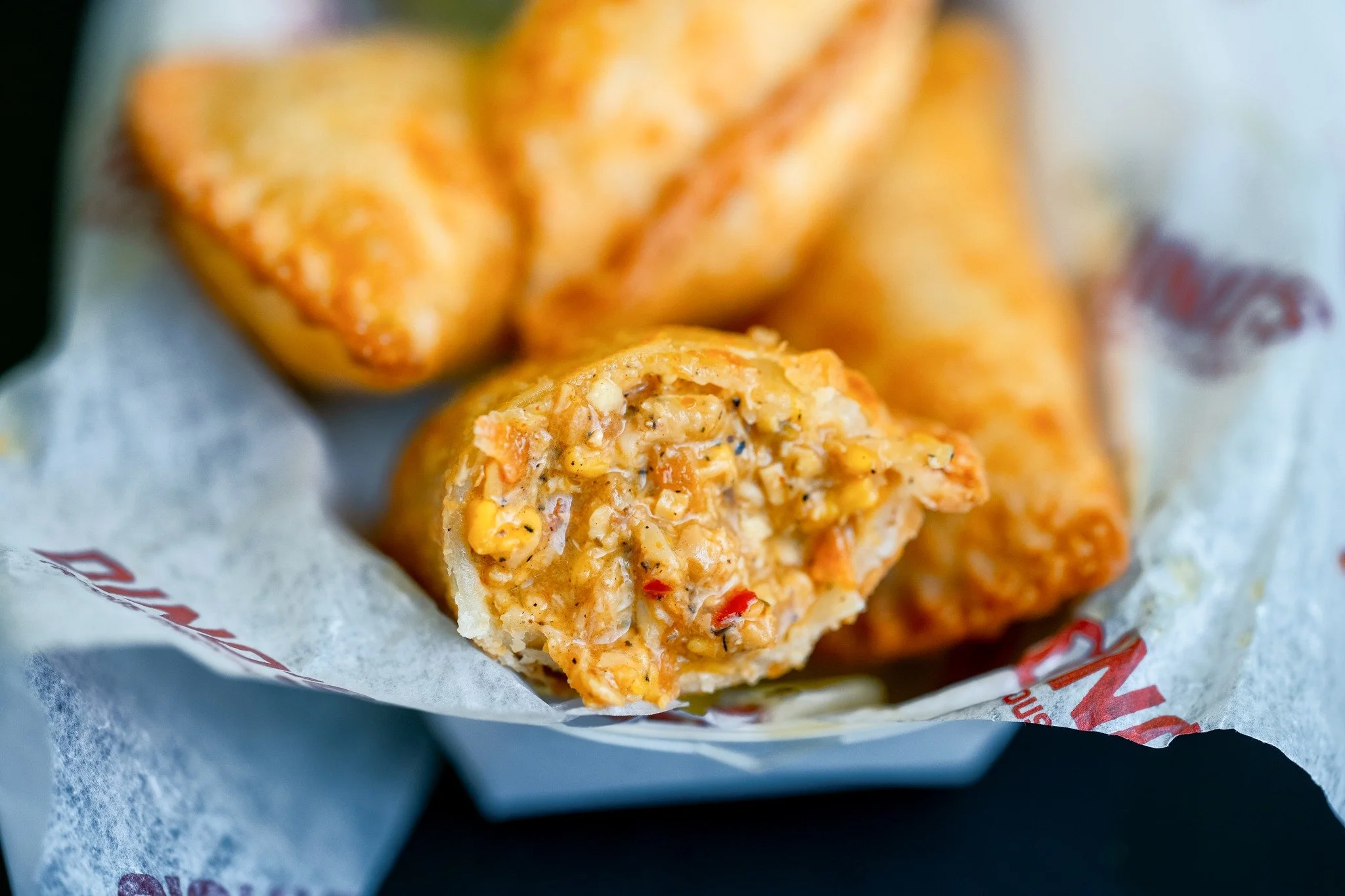 Dino's Famous Chicken + Empanada = ❤️

#DinosOG #DinosEmpanadas #Empanadas #DinosOGRecipe #DinosOGChicken #losangeleseats #losangeles #DinosOriginal #DinosLA #DinosPicoRivera