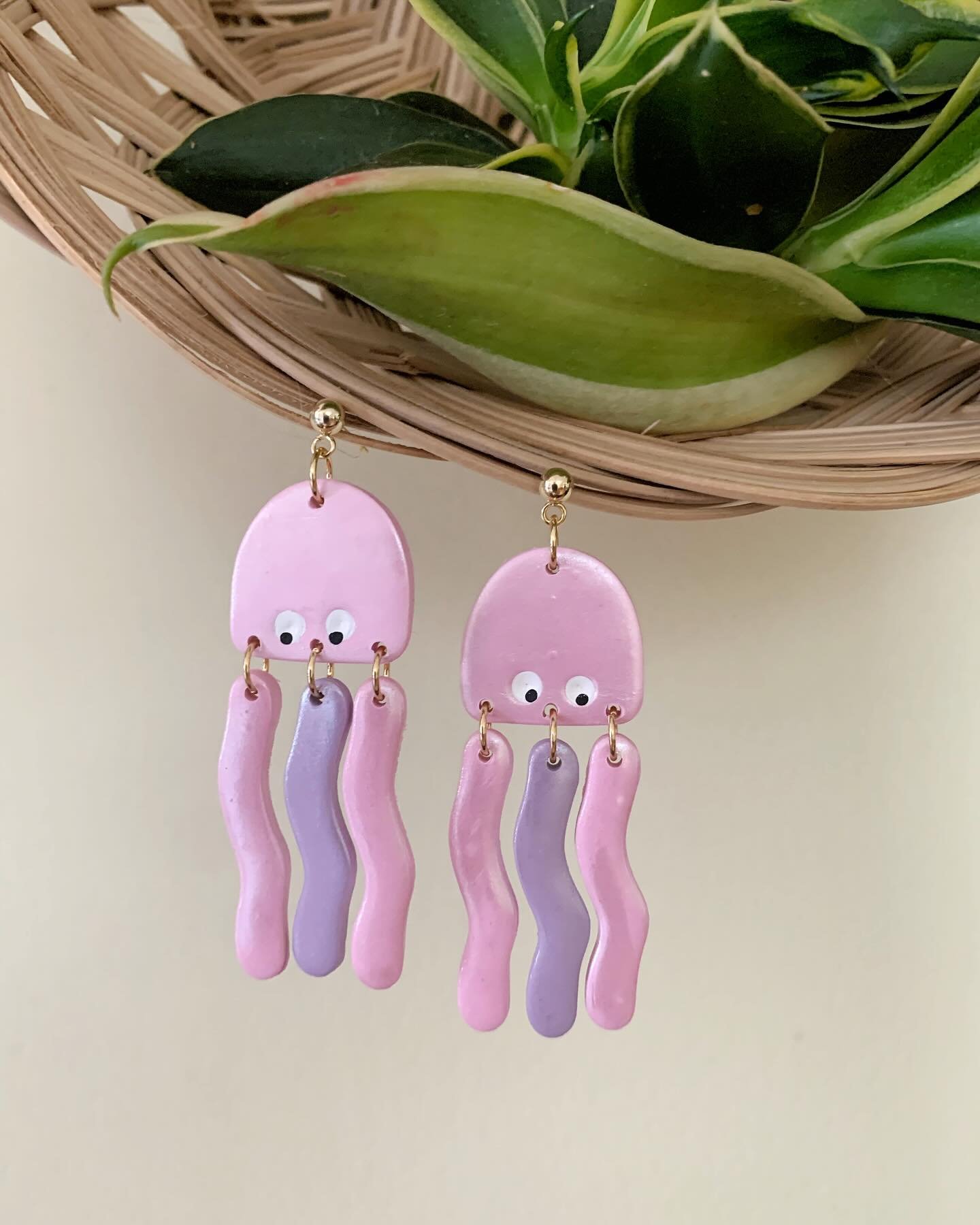 How adorable is this little jelly fish!? 🪼🥹 She deserves a spot on my grid. 😁 Available now in my shop! (Link in profile)

Jellyfish earrings, summer earrings, clay earrings, shop small, small business, handmade
