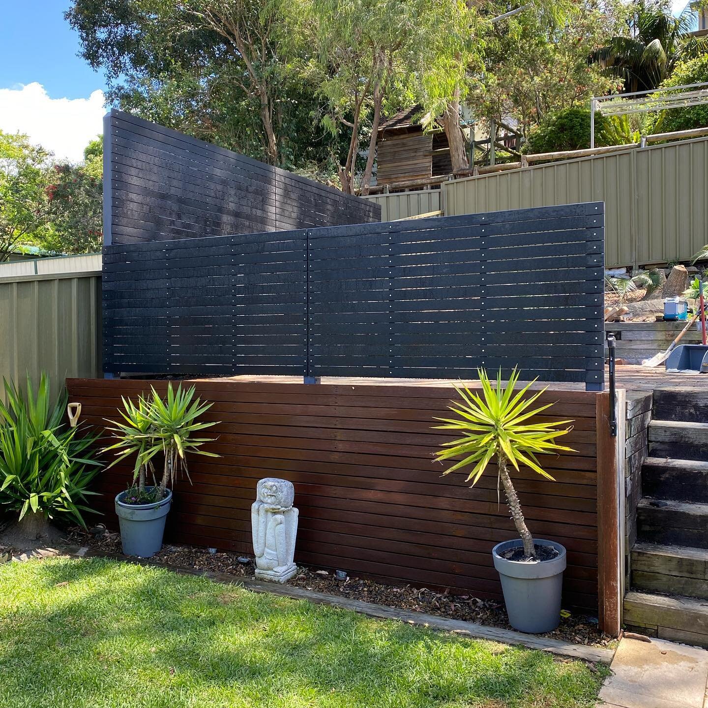 Privacy screen and hand rail
🔅 ✔️✔️✔️ 🔆
.
.
.
.
Would you love this maintenance free privacy screen in your home? 
.
.
.
.
COVID restrictions are slowly being lifted and summer is around the corner.
Will you be entertaining with the appropriate pri