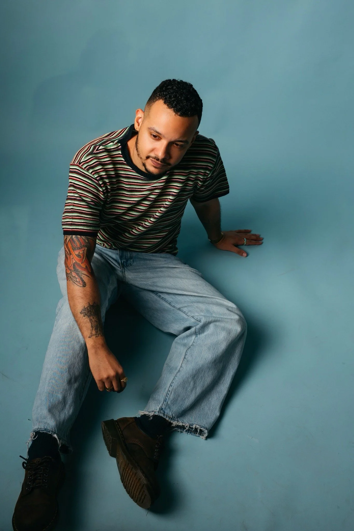 Ariel Díaz seated against a blue background