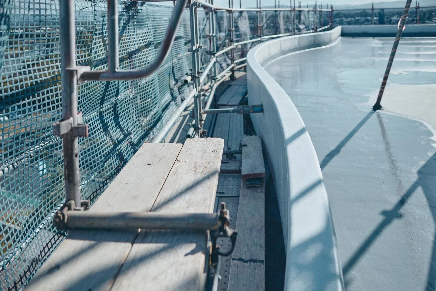 Our team has been hard at work at one of the Gold Coast&rsquo;s newest high rises The Spot. They formed this impressive curved upstand wall the full perimeter of roof at 700mm high for @condev_construction 

Contact the Team at Coast Formwork for the