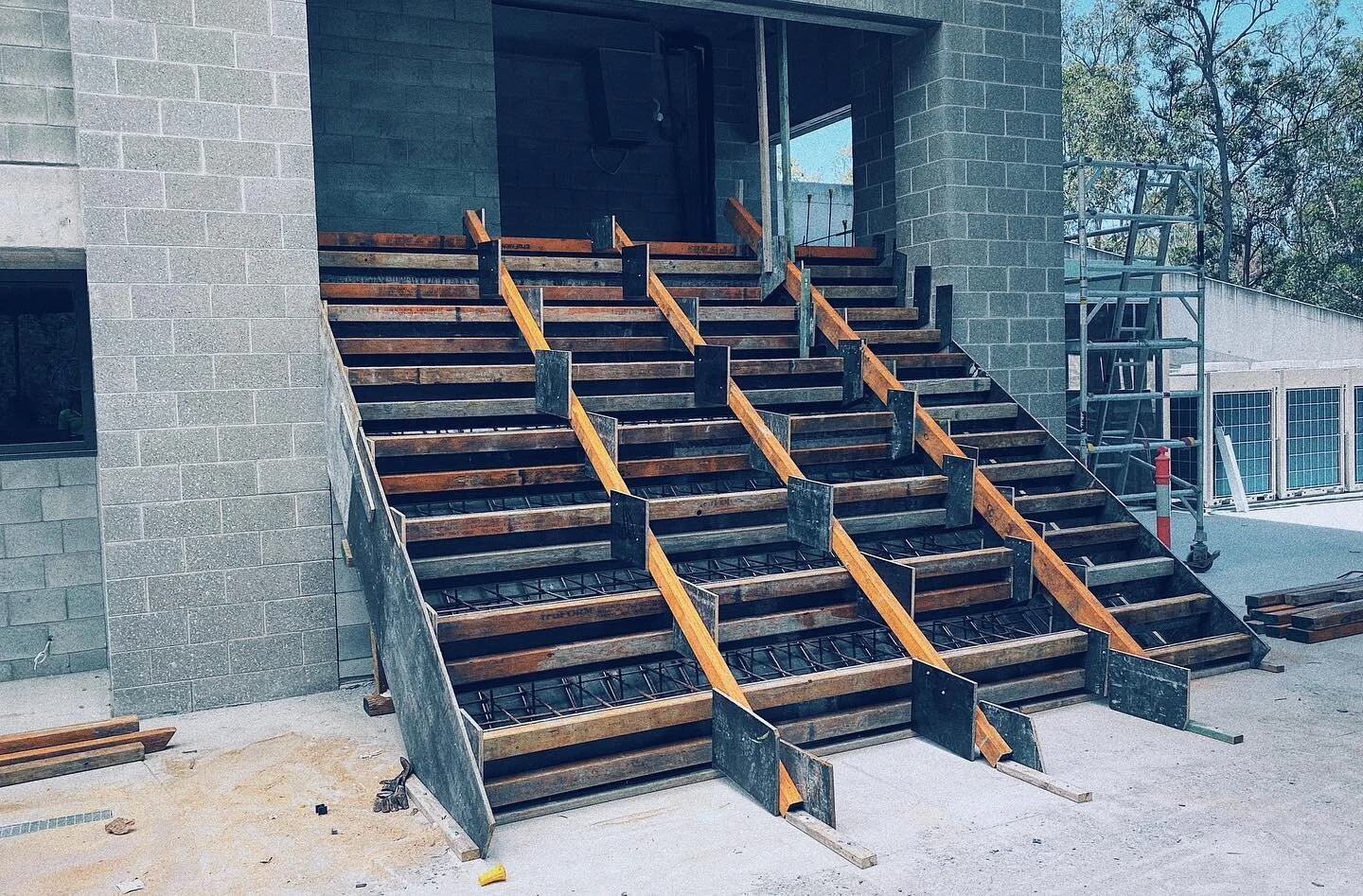 Check out this progress shot of a stair &amp; seating combination our team formed at Hillcrest Christian College for Stokes Wheeler.

Our teams attention to detail ensures the best results every time.
.
.
.
.
.
#goldcoastformwork #formedstairs #goldc