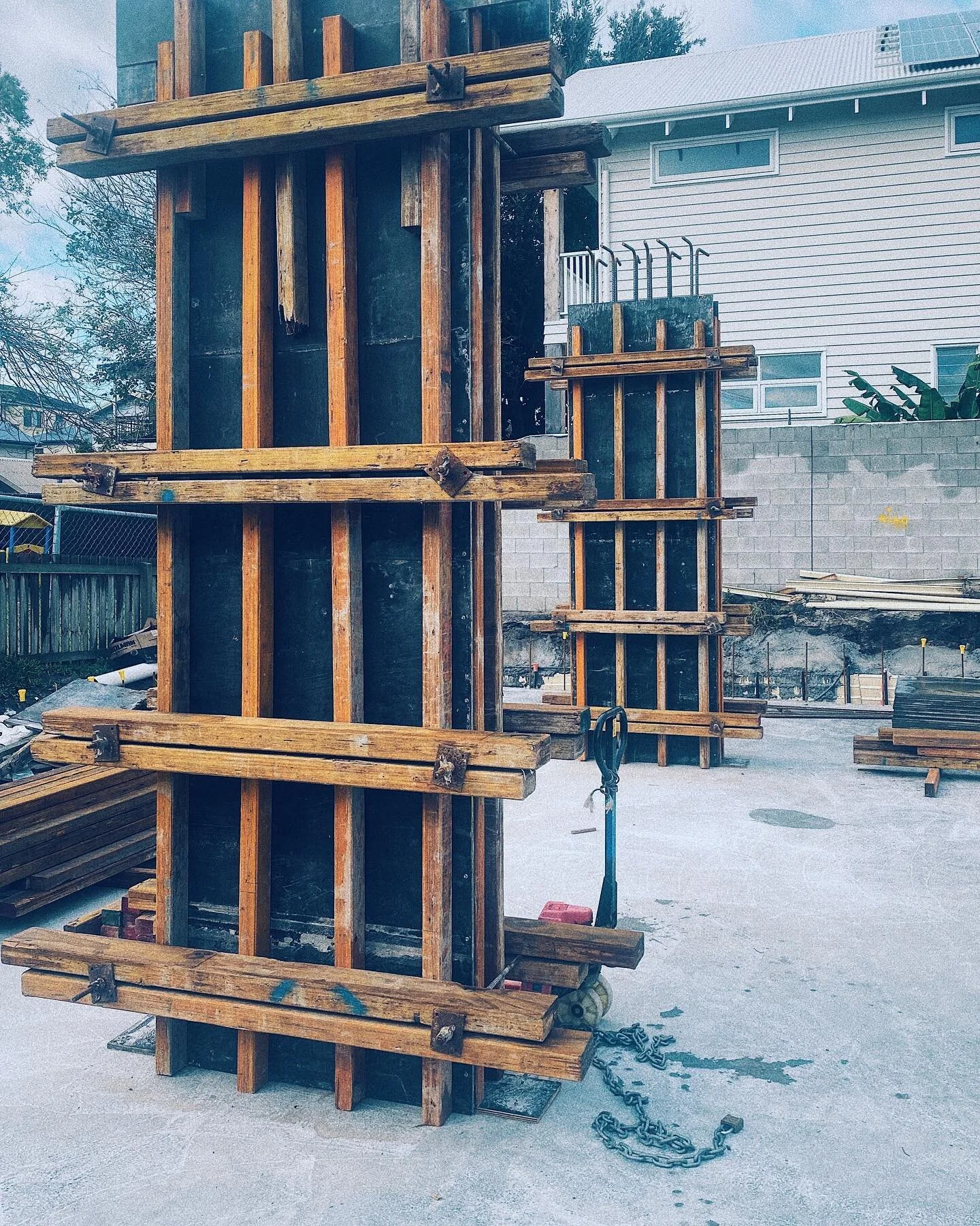 Our team recently formed these columns. They will form part of the basement of a residential building in Bilinga.

Our diverse capabilities mean we specialise in jobs ranging from large scale muti-storey builds to bespoke architecturally designed res