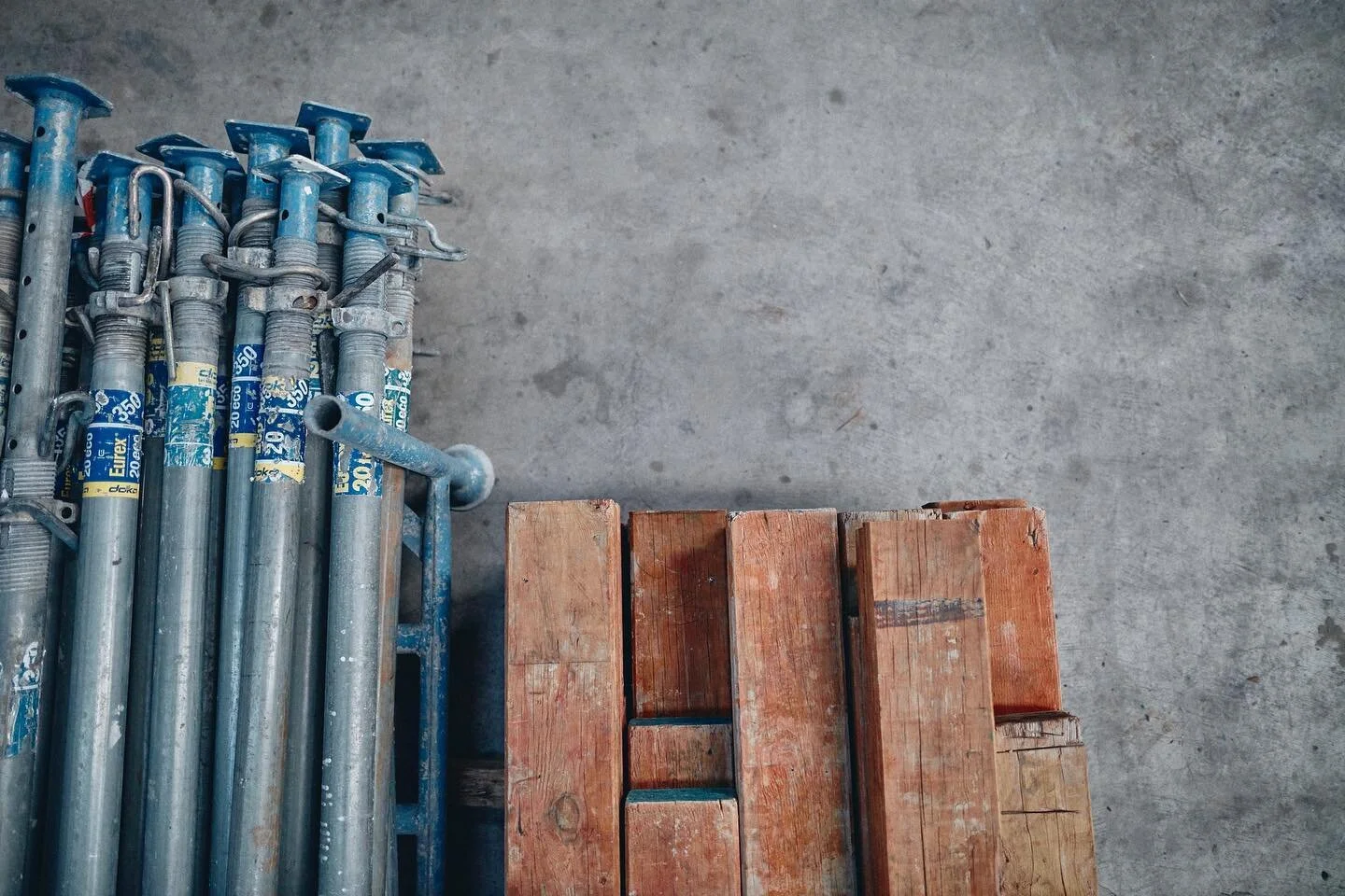 Props &amp; Bearers - A formworkers tools of the trade. Only the highest quality systems &amp; materials are used at Coast Formwork. 

@doka_international 

@bigrivergroup 

.
.
.
.
.
#formworkprops #formworkers #formworksystems #toolsofthetrade #gol