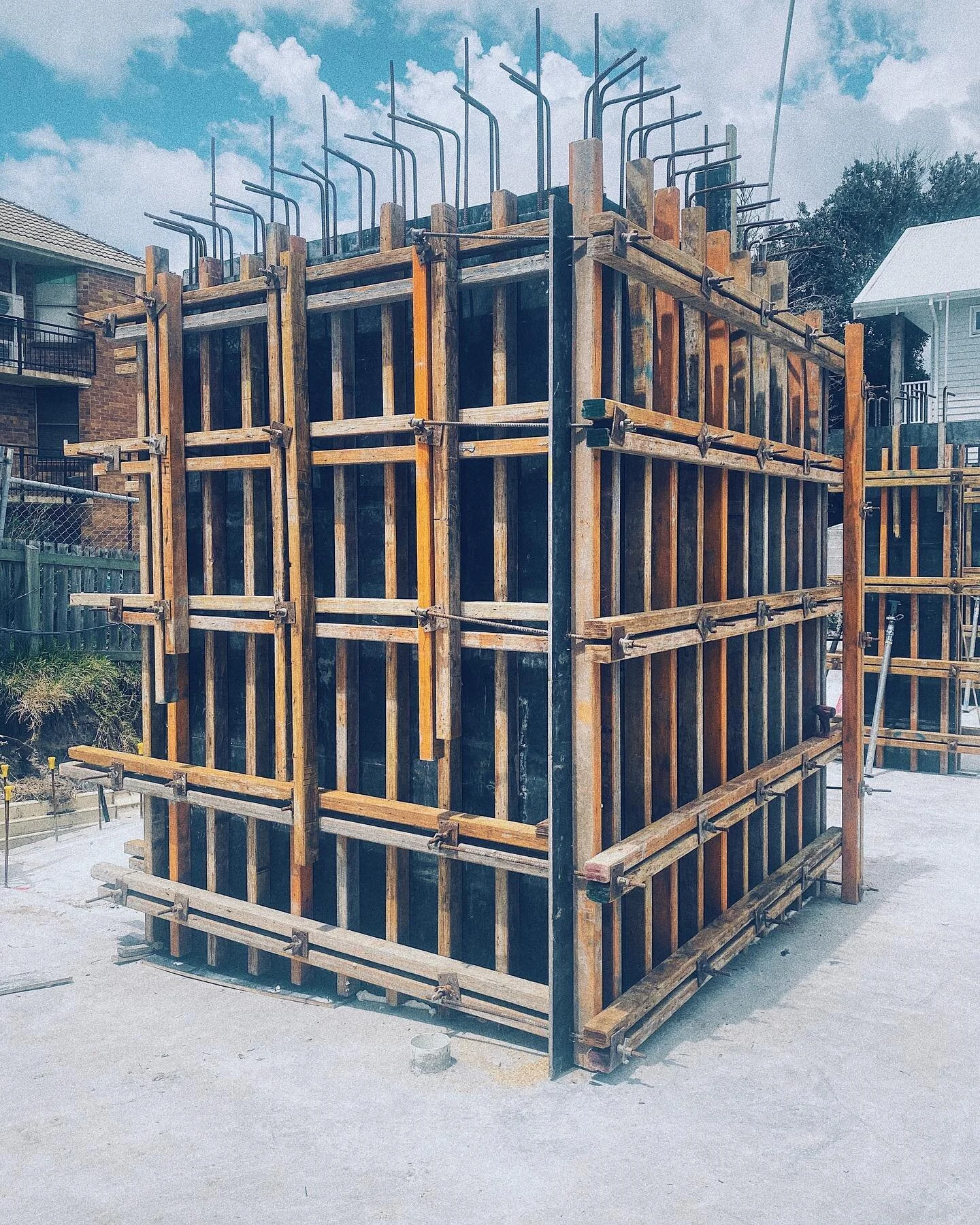 How impressive does the formwork on this lift shaft wall look. Our team formed this wall for a residential basement car park on the Gold Coast.
.
.
.
.
#coastformwork #offform #offformconcrete #offformconcretewalls #constructiongoldcoast #goldcoastfo
