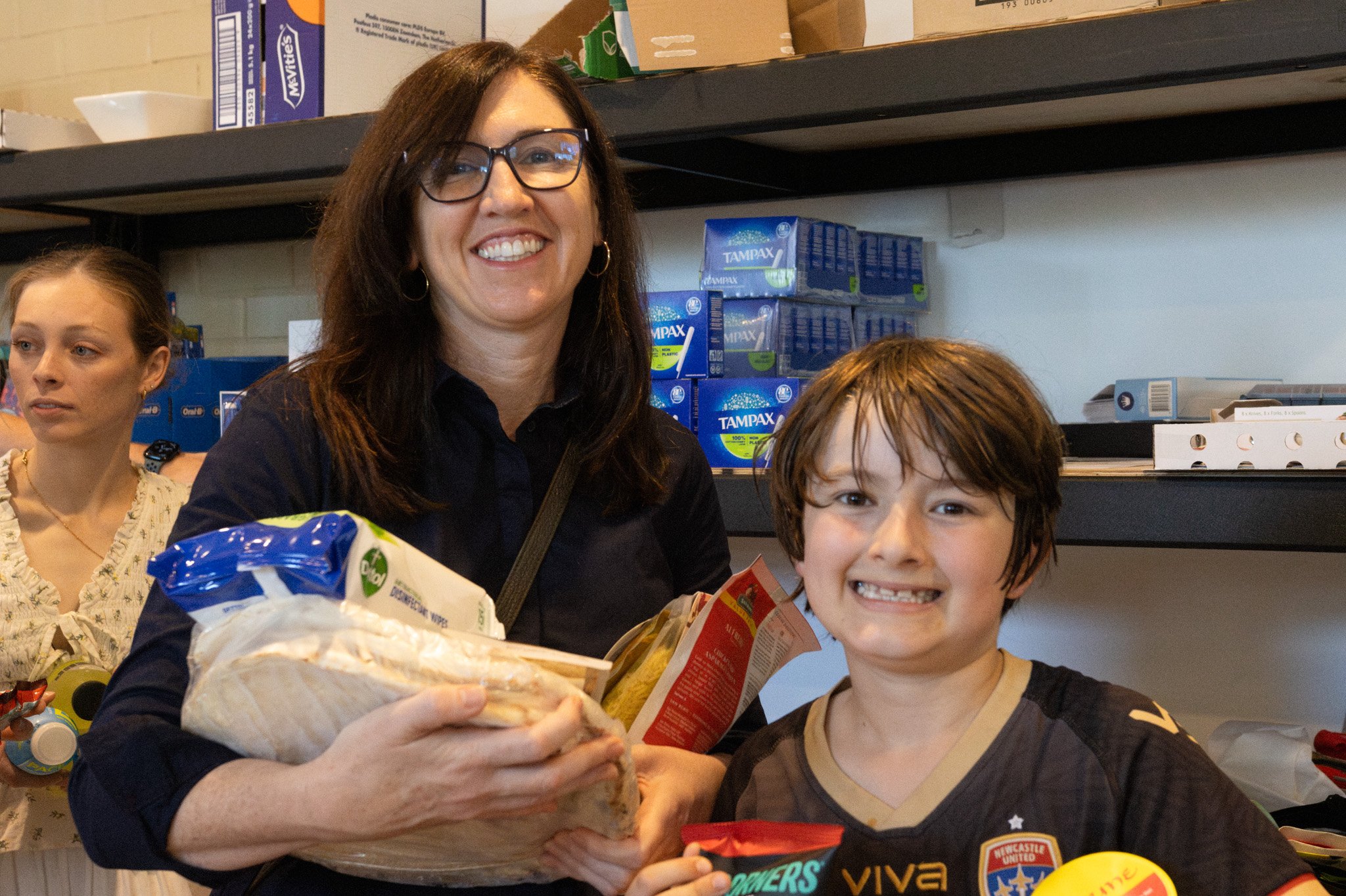 Meet Sunny and his mum! Sunny says the Community Pantry is &ldquo;cheap and good for everyone.&rdquo; 🥕🛒 Bring your family along and see how easy it is to save on groceries while still enjoying fresh, quality items just like Sunny&rsquo;s family do