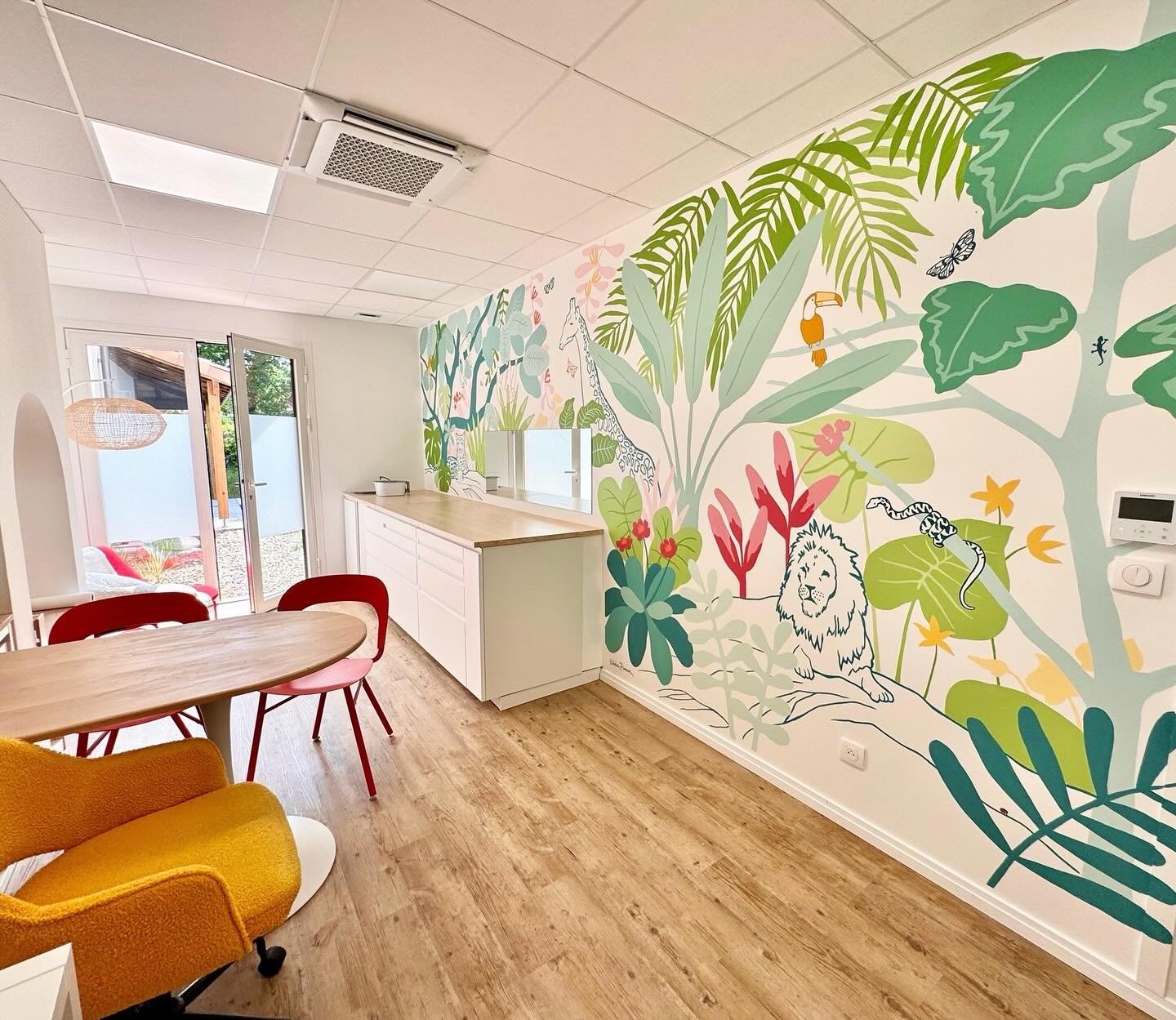 COLORFUL JUNGLE 

Fresque termin&eacute;e ! Ce mois-ci, j&rsquo;ai eu le plaisir de r&eacute;aliser une fresque murale pour un cabinet de p&eacute;diatrie pr&egrave;s de Lacanau, sur le th&egrave;me de la jungle 🦎

L&rsquo;id&eacute;e ? Cr&eacute;er