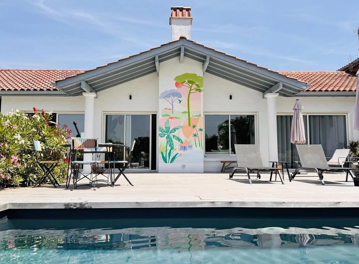 DU CROQUIS AU RÉSULTAT ✨
On me demande souvent comment je travaille, mais on ne voit presque jamais les croquis préparatoires que je propose à mes clients avant de peindre.
Je vous ai fait une petite sélection de projets