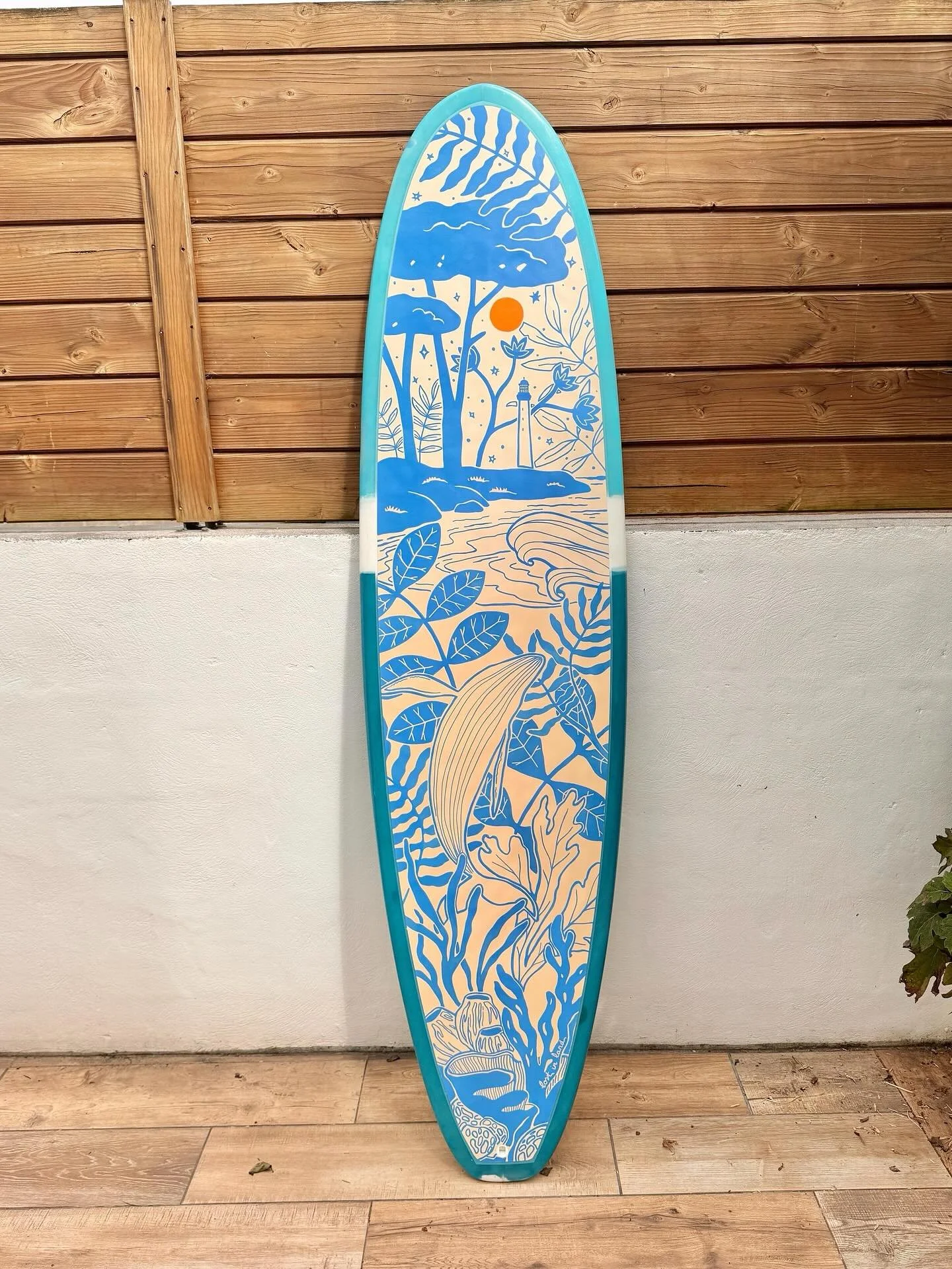 SURFBOARD LIVE PAINTING 🏄
✨ Retour sur un super moment partagé à Anglet, lors du festival de films de surf !
La marque de surf @nomads_surfing s’est jointe à l’événement pour promouvoir son univers et