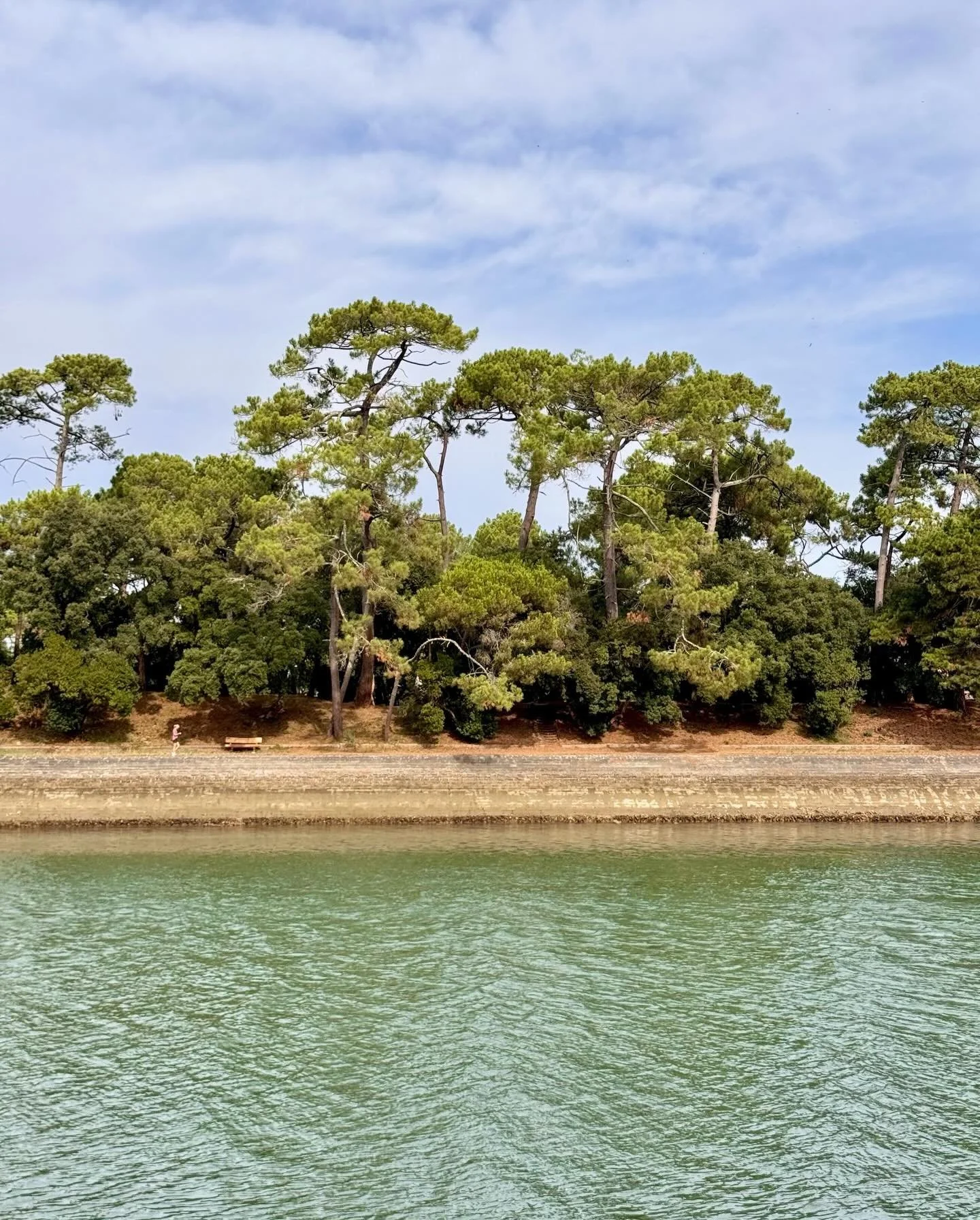 LE LAC D&rsquo;HOSSEGOR
fait partie de mes petits rituels. J&rsquo;y marche souvent, j&rsquo;y observe tout : les couleurs, les pins, les reflets&hellip; C&rsquo;est l&agrave; que beaucoup de mes id&eacute;es prennent forme. Aujourd&rsquo;hui, j&rsqu