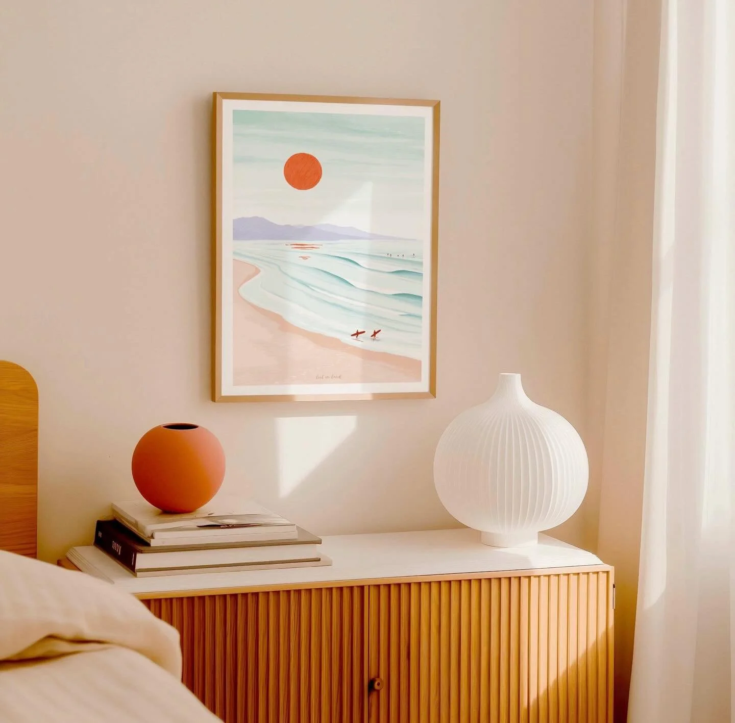 DOUCEUR OC&Eacute;AN 🌊

Un instant suspendu face &agrave; l&rsquo;oc&eacute;an.
Le soleil qui monte doucement, les vagues qui d&eacute;roulent, deux silhouettes qui s&rsquo;appr&ecirc;tent &agrave; entrer dans l&rsquo;eau&hellip;

J&rsquo;ai travail