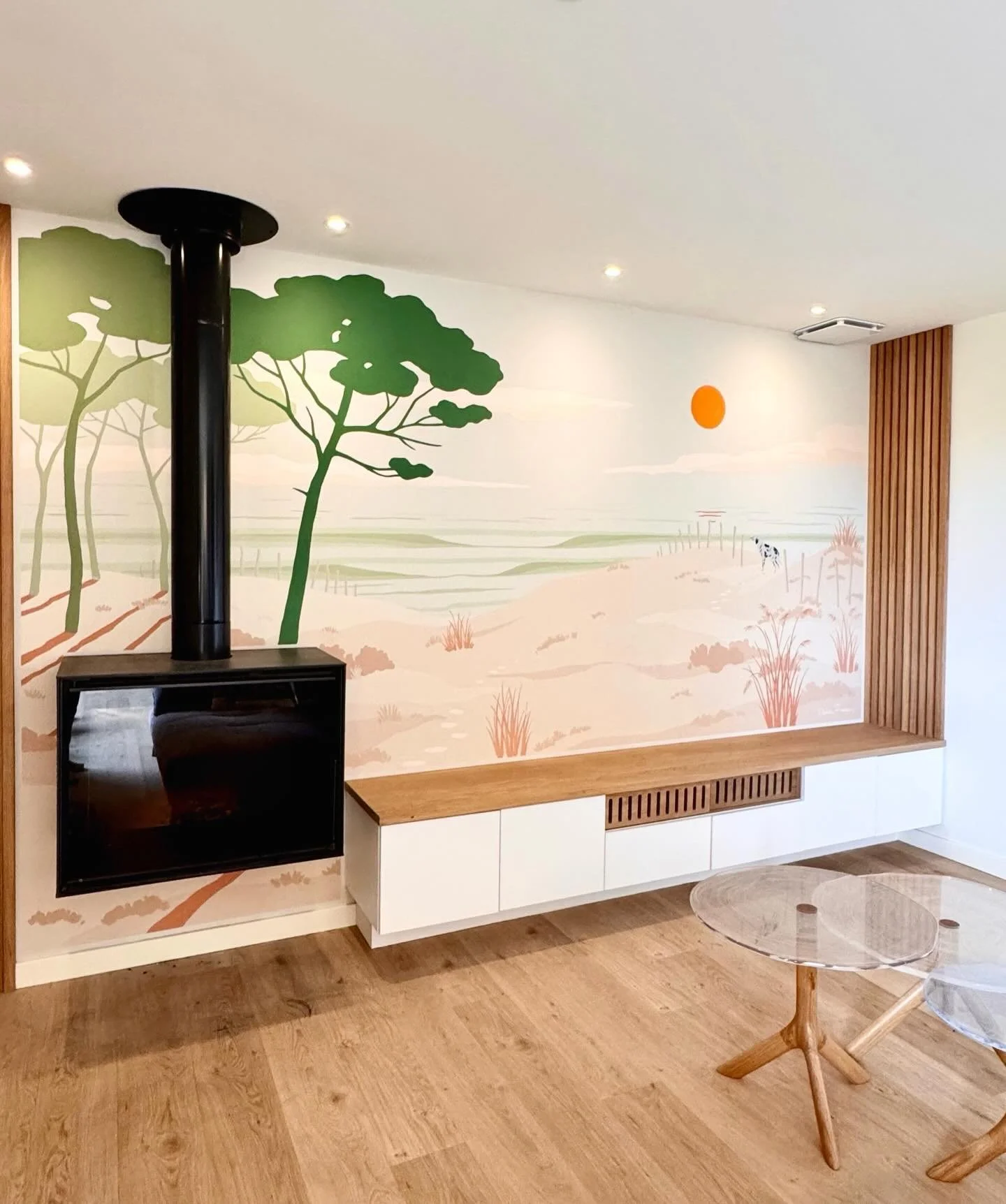 D&Eacute;COR DUNAIRE POUR LE S&Eacute;JOUR 

Pour ce projet &agrave; Capbreton, l&rsquo;id&eacute;e &eacute;tait de faire entrer l&rsquo;ext&eacute;rieur dans la pi&egrave;ce de vie.

Lionel souhaitait une fresque en continuit&eacute; avec les paysag