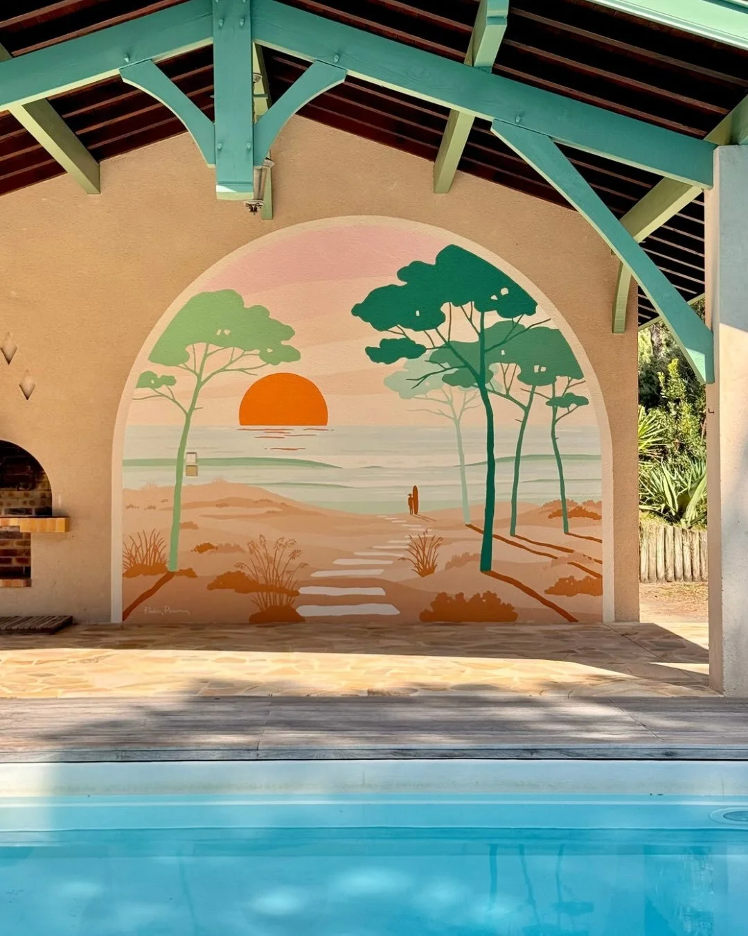 Pour cette fresque r&eacute;alis&eacute;e au bord d&rsquo;une piscine, l&rsquo;id&eacute;e &eacute;tait de cr&eacute;er une v&eacute;ritable ouverture sur le paysage landais 🌊

J&rsquo;ai utilis&eacute; la forme arrondie du mur comme une grande fen&