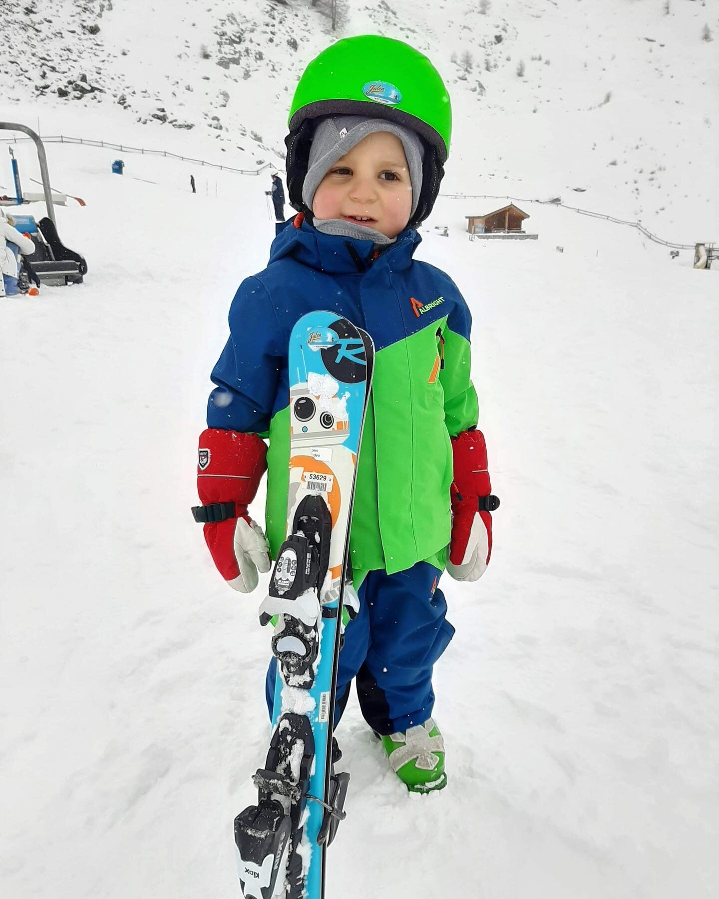 Christmas week ✅ Completed it.
&mdash;-
The Discoverers, Aged 3-5, getting out and about and learning to turn in the Wolli Park. Bravo!
.
.
.
.
#ski #skischool #skiing #skifast #skiinstructor #skiinstructorlife #skiingday #skiingislife #skiingfun #sn