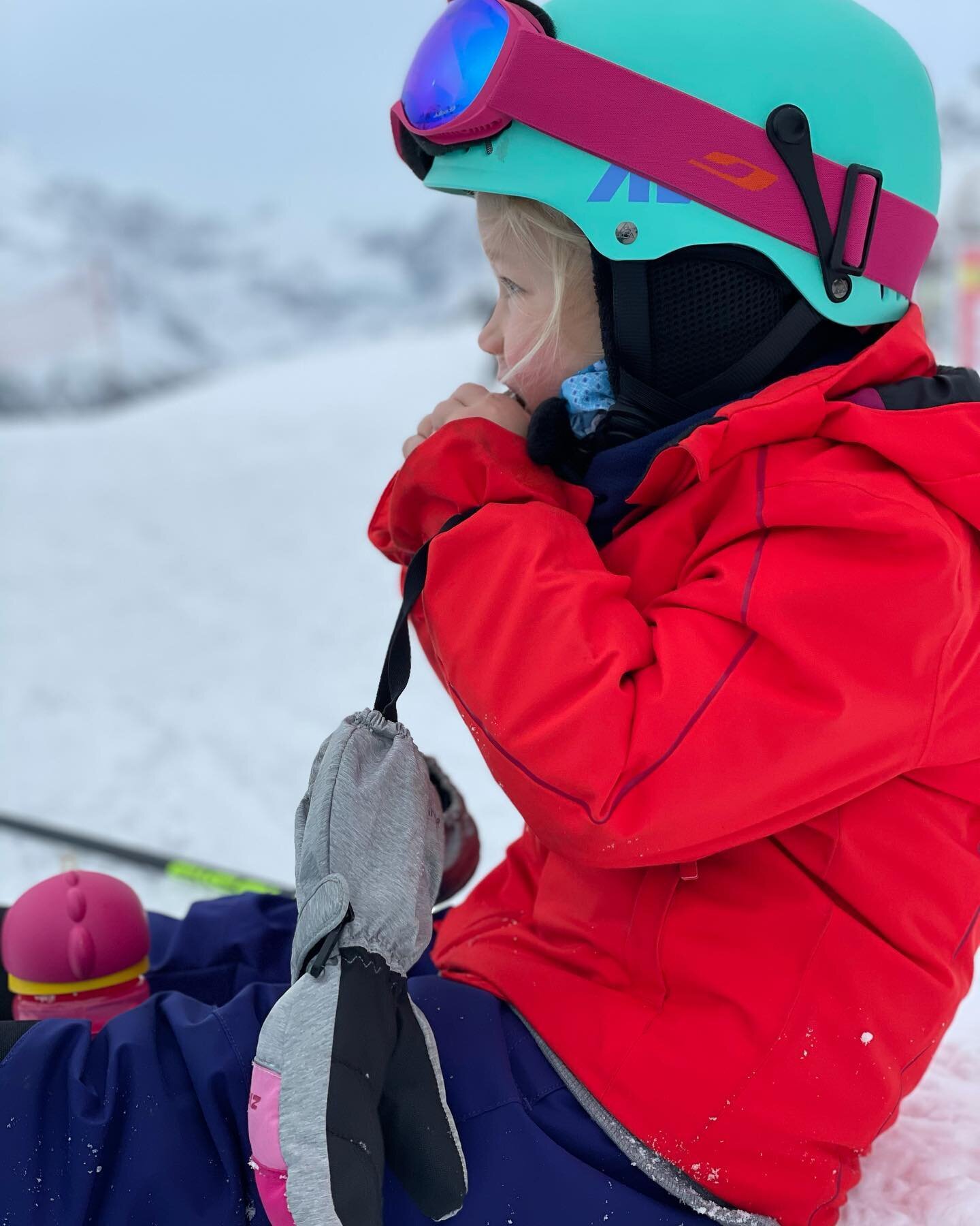 What is skiing without snacks? 🍫 
.
.
.
.
.
#ski #skischool #skiing #skifast #skiinstructor #skiinstructorlife #skiingday #skiingislife #skiingfun #snow #snowy #winter #winterwonderland #winterfun #winterholiday #zermatt #switzerland #camp #skiskisk