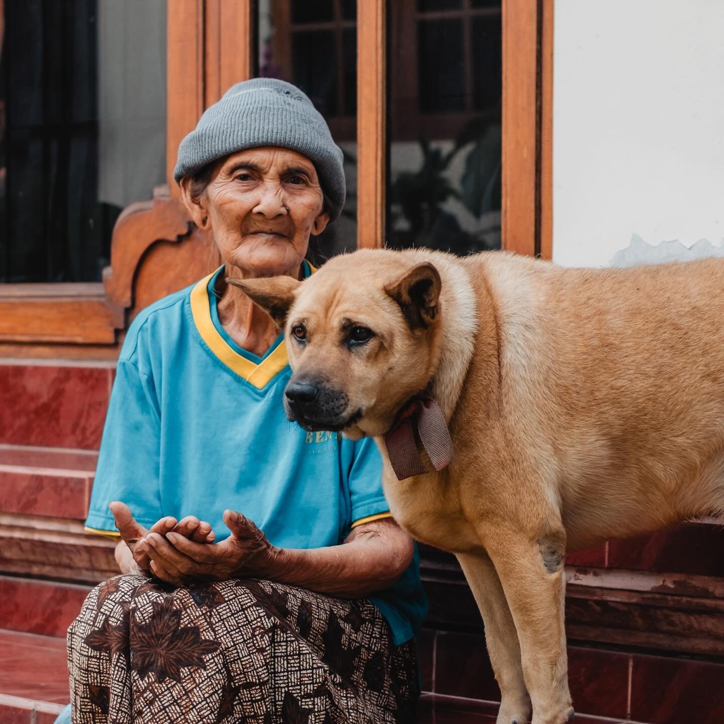 Ibu Ketut and her protector. You can find this portrait and many others in my book The Real Bali Vol.1 🙏 DM to order directly or alternatively you can purchase a copy @ganeshabookshop in Ubud, @goodstuffamed in Amed or @nadibaliofficial in Jatiluwih