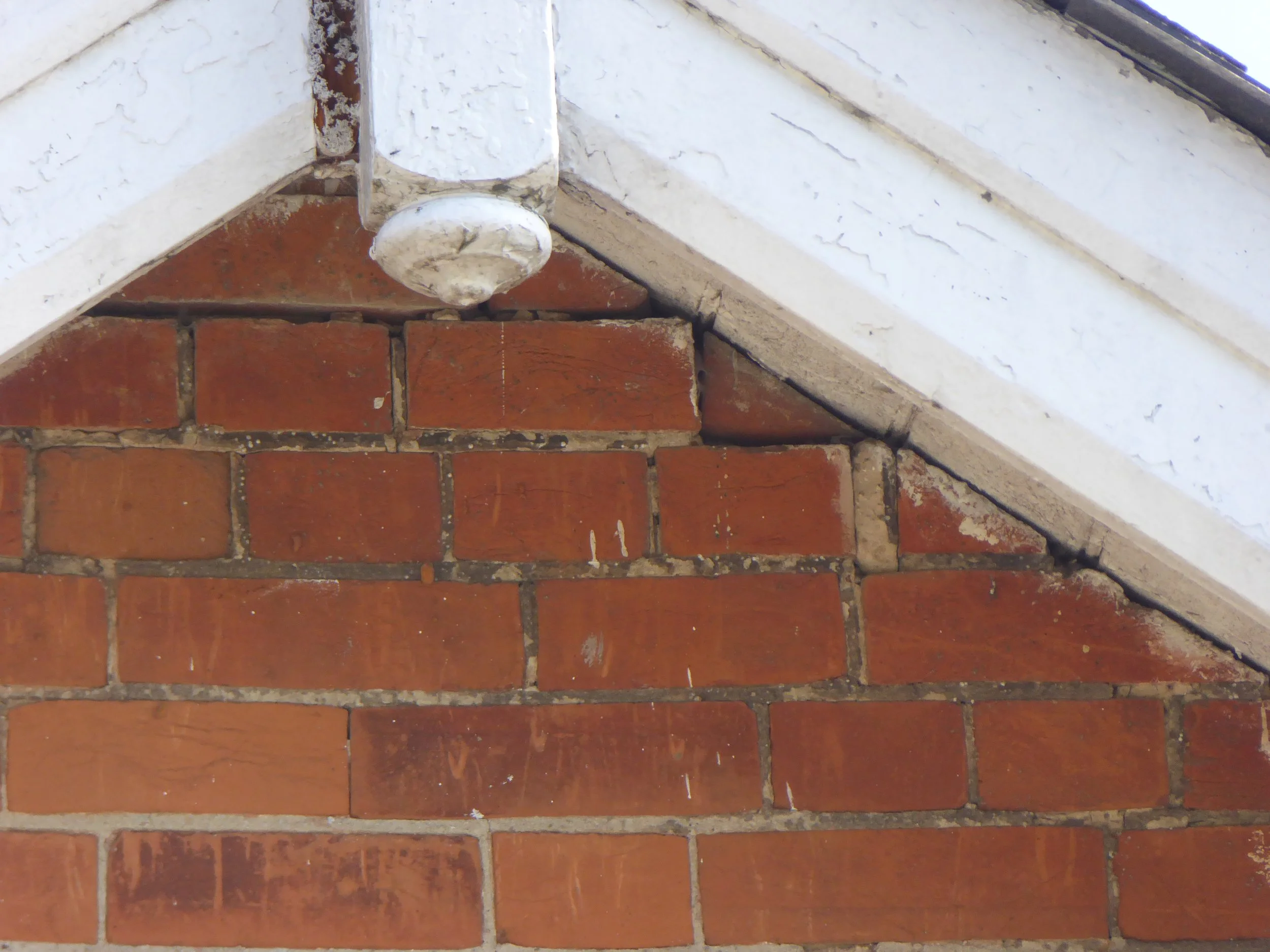 Movement at the top of the bay window.JPG