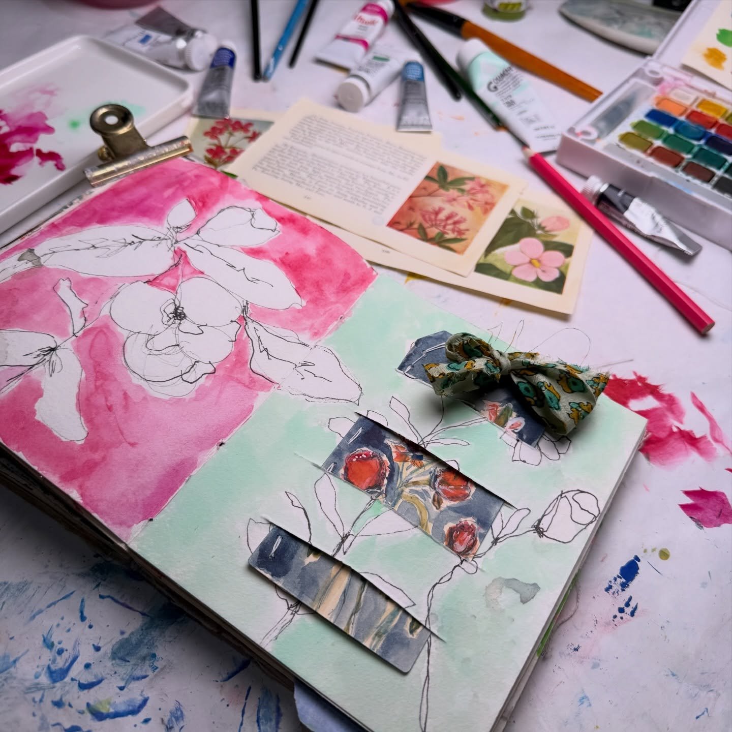 Anyone else in this year&rsquo;s Wanderlust class? I spent 3 1/2 hours yesterday afternoon in my studio. It was some much needed me-time. 
First cleaned and organized the studio- then enjoyed @raemissigman &lsquo;s Wanderlust class. I followed along 