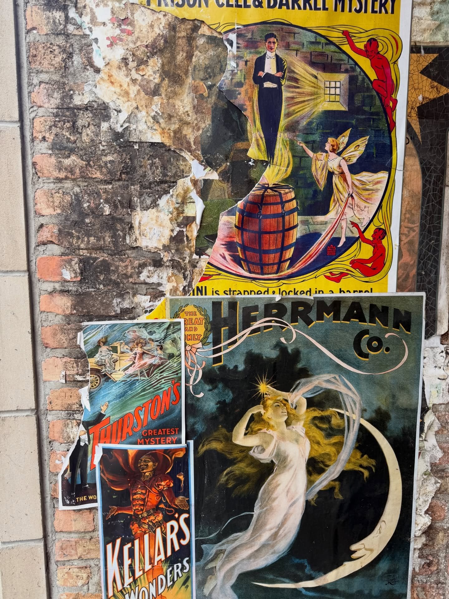 How cool are these posters that are outside the Chicago Magic Lounge?! 
Ofc I took pics and added them to my &ldquo;collage materials&rdquo; album on my phone! 
Want to know ways to use fun photos like this in your mixed media art projects?? 
Well st