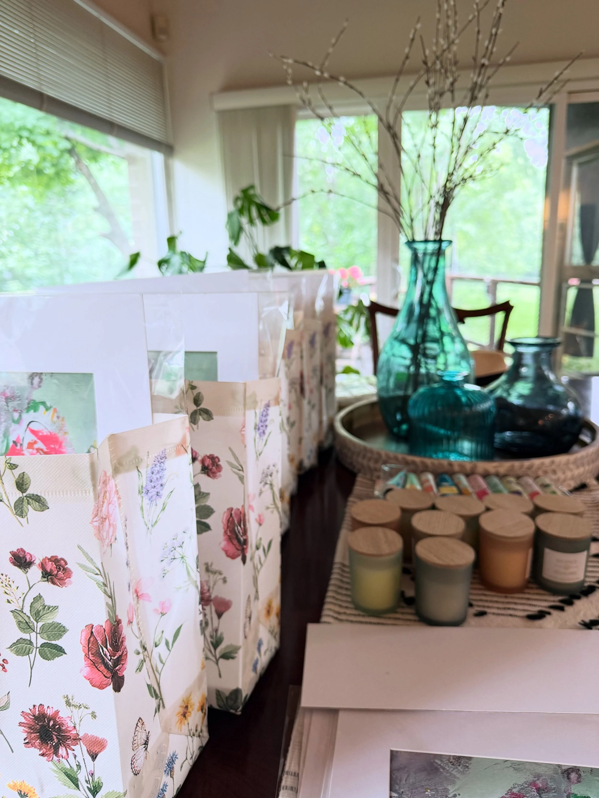 Only 2 seats left for Petals + Paper! 

I&rsquo;m so excited, I&rsquo;ve entered prep week 2 days early! 🙋🏻&zwj;♀️😆

I can&rsquo;t wait to hang out with some awesome ladies, listen to music, eat and drink, and sling some paint around!!! It&rsquo;s